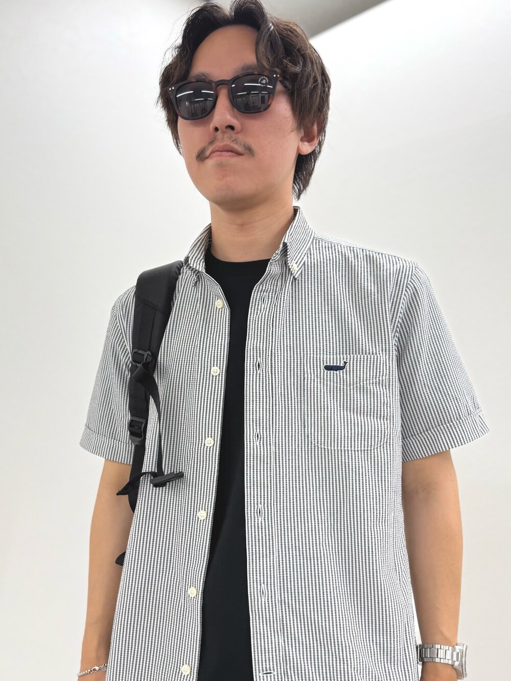 「サングラス、モノトーン、シャツスタイル、黒Tシャツ、Tシャツ、お出かけコーデ、淡色コーデ、きれいめカジュアル、レイヤードスタイル、シンプルコーデ、夏コーデ、半袖シャツ、夏、カジュアル、バッグ」|「NOLLEY’Sの【PrimeFlex DotAir】《吸水速乾》ストレッチ クジラ BD S/S 25SS(シャツ/ブラウス、グレー系)」を使った、nishiokaさん(メンズ・169cm)の春コーディネートの7枚目の写真