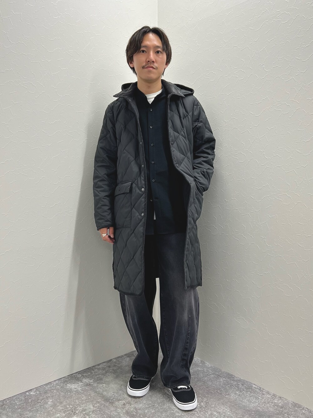 「お出かけコーデ、デニム、大人コーデ、ダウン、ダウンコート、キルティング、秋冬コーデ、冬コーデ、カジュアル、カジュアルコーデ、モノトーン、モノトーンコーデ、フードコート、きれいめカジュアル、コート」｜「TAIONの【TAION/タイオン】別注キルティング フードダウンコート（ダウンジャケット/コート、グレー系）」を使った、nishiokaさん（メンズ・169cm）の夏コーディネートの3枚目の写真