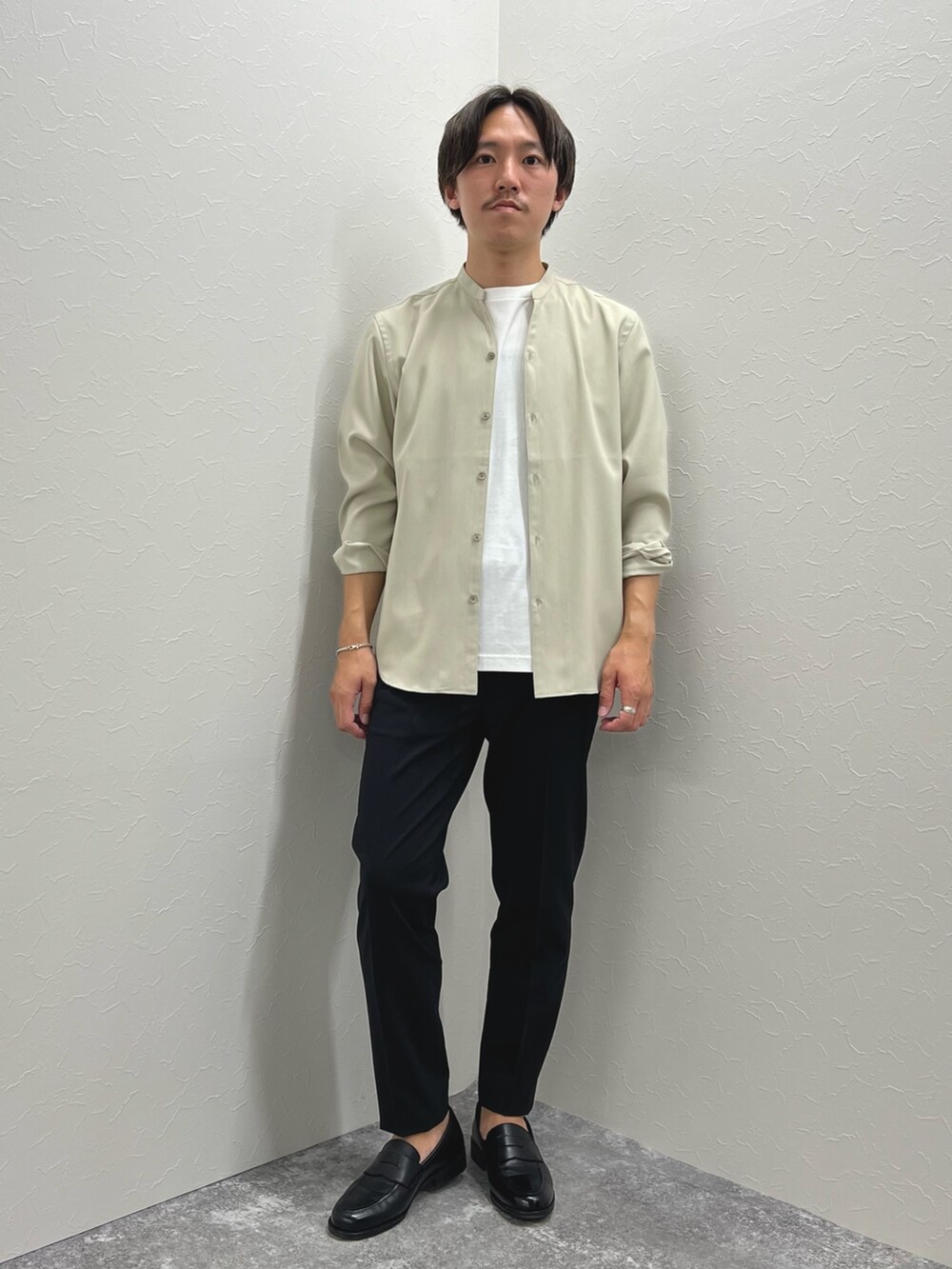 ベージュ系のシャツ/ブラウス、ホワイト系のTシャツ/カットソー、ブラック系のその他パンツを着用したメンズの夏コーディネートの3枚目の写真