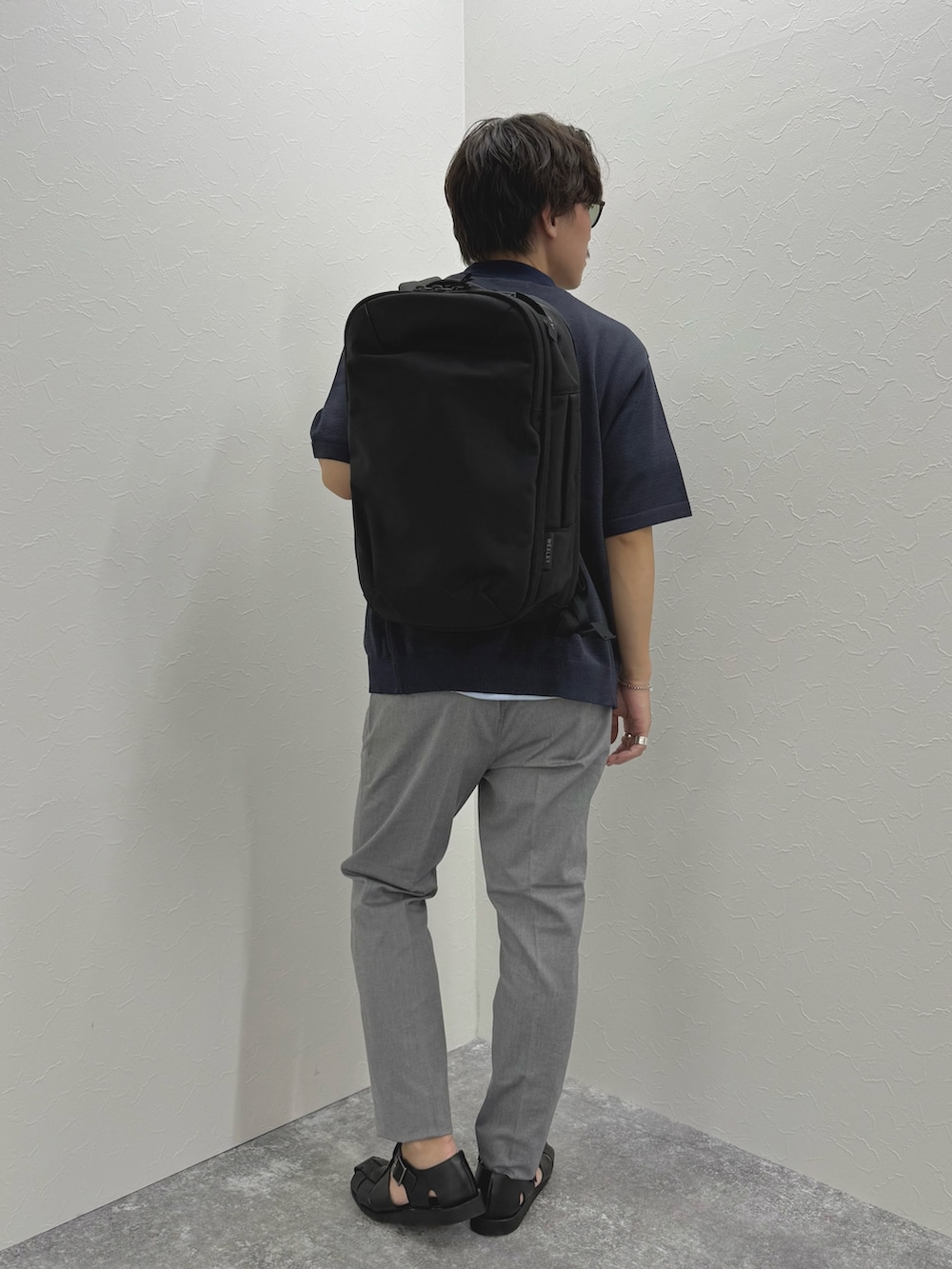 「サンダル、シャツスタイル、淡色コーデ、きれいめカジュアル、レイヤードスタイル、サングラス、Tシャツ、夏コーデ、大人コーデ、カジュアルコーデ、半袖シャツ、夏、ブルー、バッグ、カジュアル」｜「NOLLEY’Sの【SIX FUNCTIONS】ウォッシャブル コースボーダーニットシャツ 25SS（シャツ/ブラウス、ブルー系）」を使った、nishiokaさん（メンズ・169cm）の夏コーディネートの7枚目の写真