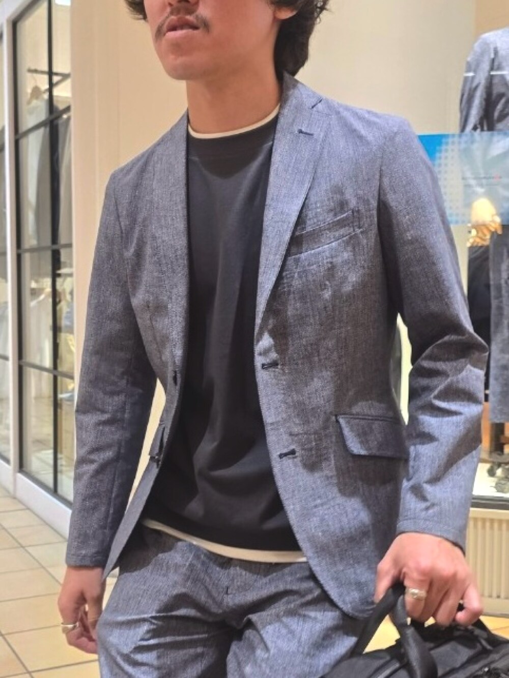 グレー系のTシャツ/カットソー、ブルー系のテーラードジャケット、ブルー系のその他パンツを着用したメンズの春コーディネートの9枚目の写真