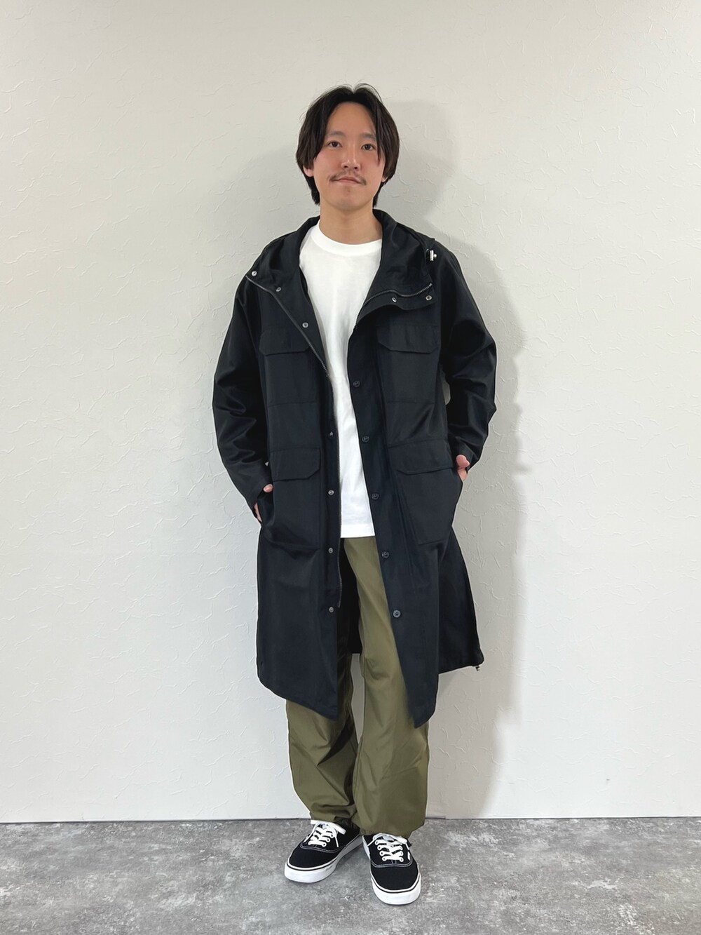「シンプルコーデ、メンズファッション、大人カジュアル、シンプル、ラフコーデ、低身長、ミリタリージャケット、春、休日コーデ、ラフ、スニーカー、カジュアル、カジュアルコーデ、コート、低身長コーデ」｜「TAIONの【TAION/タイオン】ノンダウン ミリタリー ロングフードコート（モッズコート、ブラック系）」を使った、nishiokaさん（メンズ・169cm）の冬コーディネートの4枚目の写真