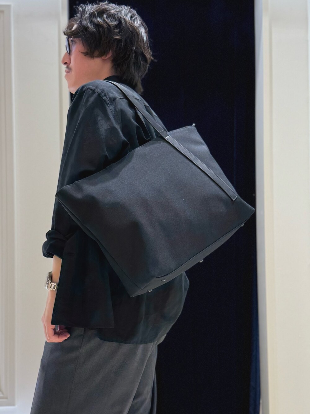 ホワイト系のTシャツ/カットソー、ブラック系のシャツ/ブラウス、ブラック系のトートバッグを着用したメンズの春コーディネートの9枚目の写真