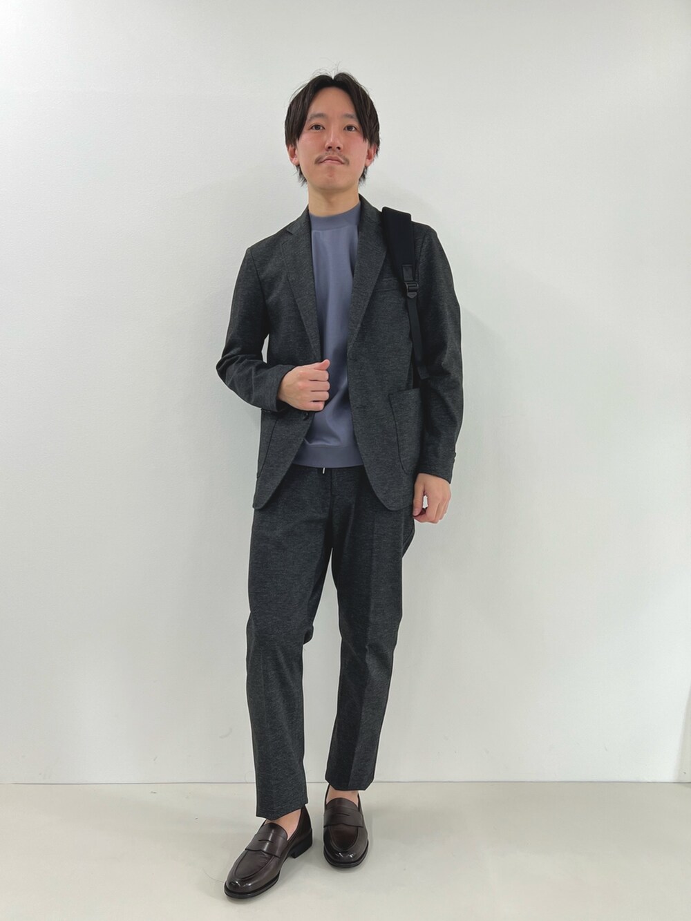 グレー系のテーラードジャケット、グレー系のTシャツ/カットソー、グレー系のその他パンツを着用したメンズの春コーディネートの2枚目の写真