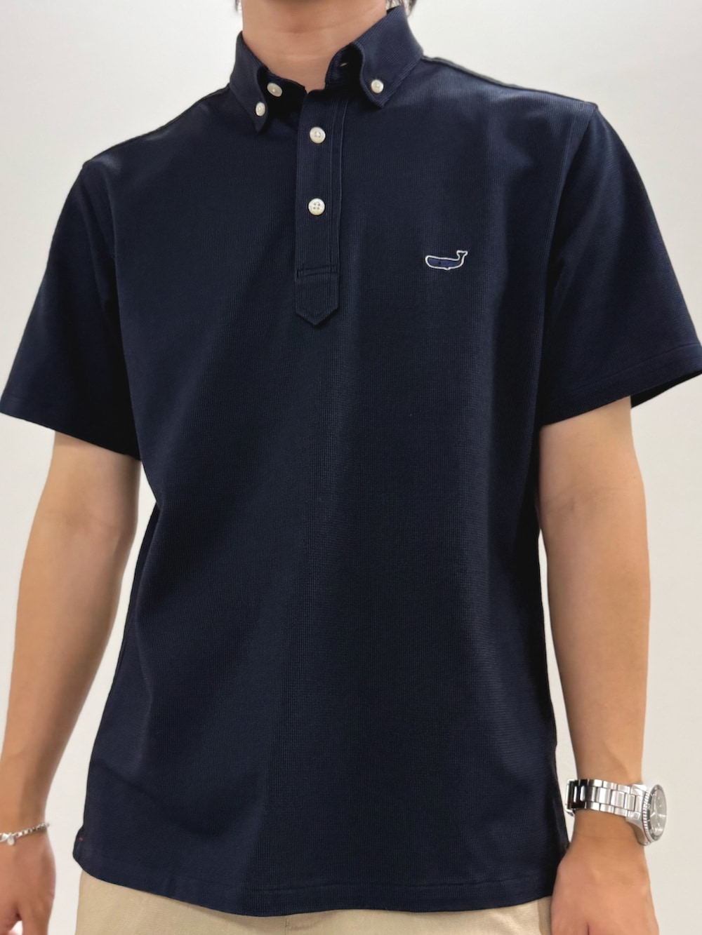 ブルー系のポロシャツ、ベージュ系のチノパンツ、イエロー系のローファーを着用したメンズの夏コーディネートの5枚目の写真