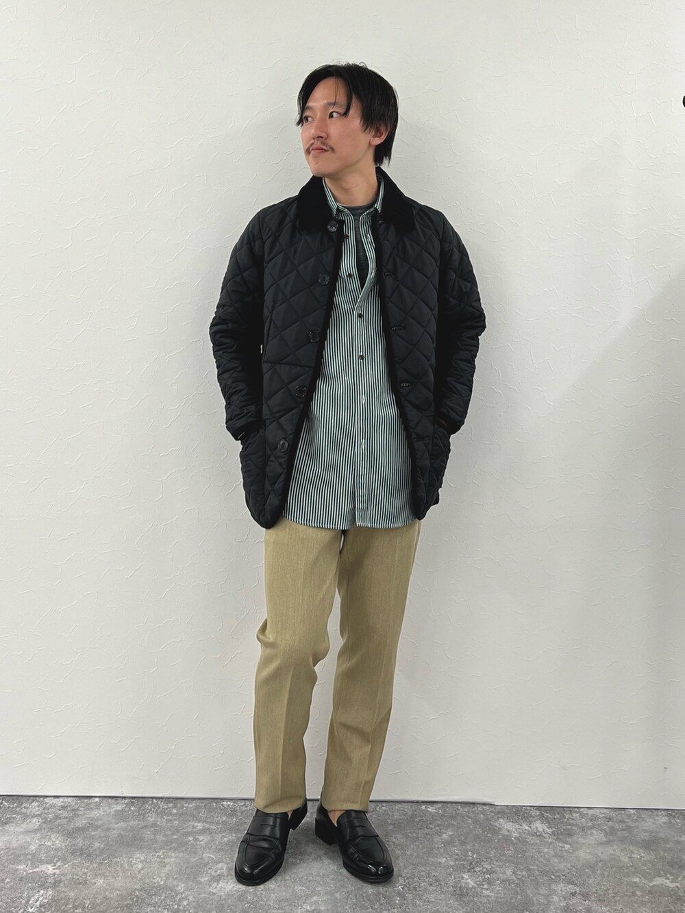 グリーン系のシャツ/ブラウス、ブラック系のブルゾン、グレー系のTシャツ/カットソーを着用したメンズの秋コーディネートの2枚目の写真