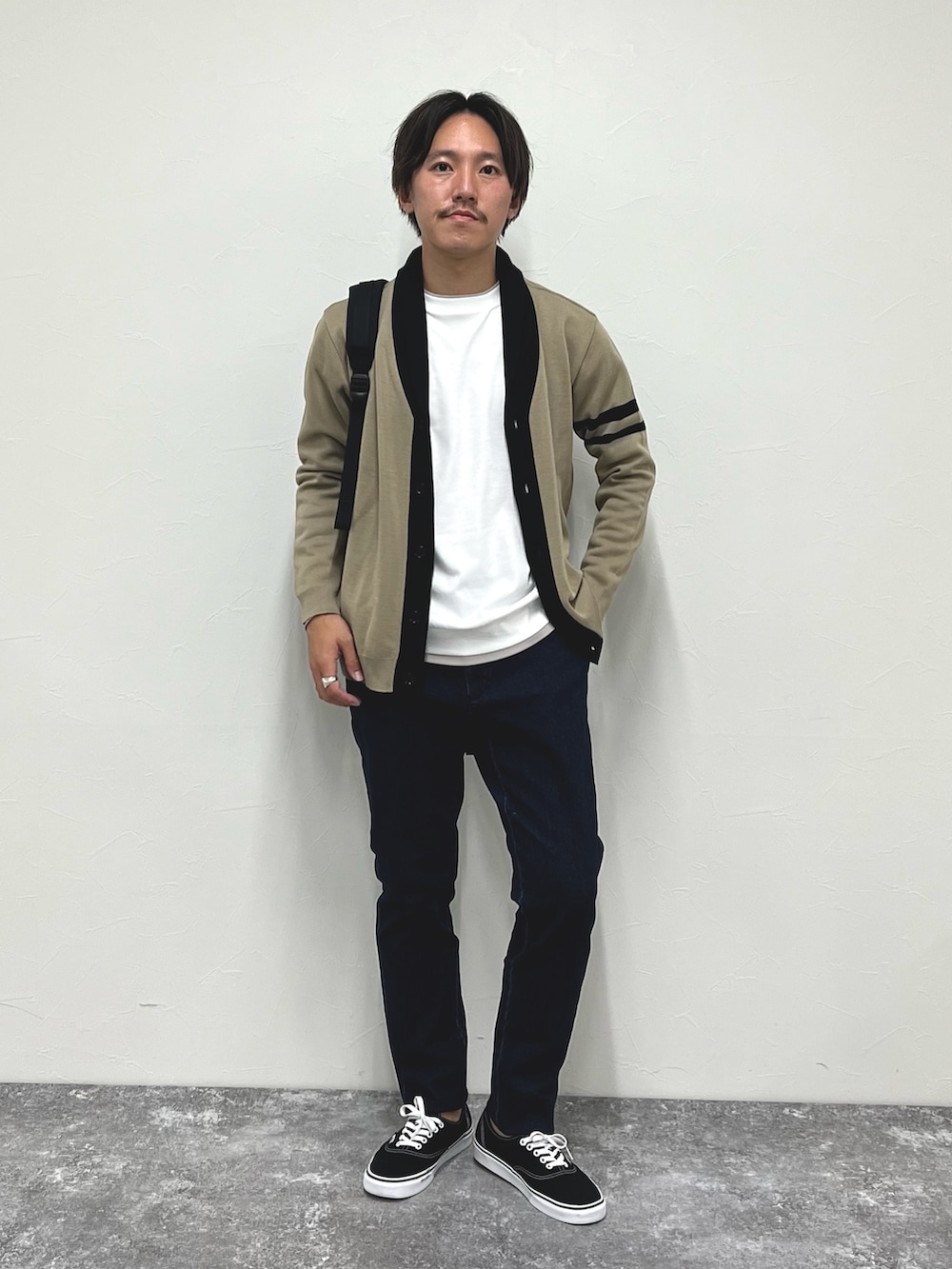 「ブラウン、デートコーデ、ロンT、休日スタイル、カーディガン、秋コーデ、デニム、秋服、メンズファッション、シンプル、きれいめカジュアル、カジュアル、バックパック」｜「NOLLEY’Sの配色ショールカラーカーディガン（カーディガン/ボレロ、ベージュ系）」を使った、nishiokaさん（メンズ・169cm）の秋コーディネートの3枚目の写真