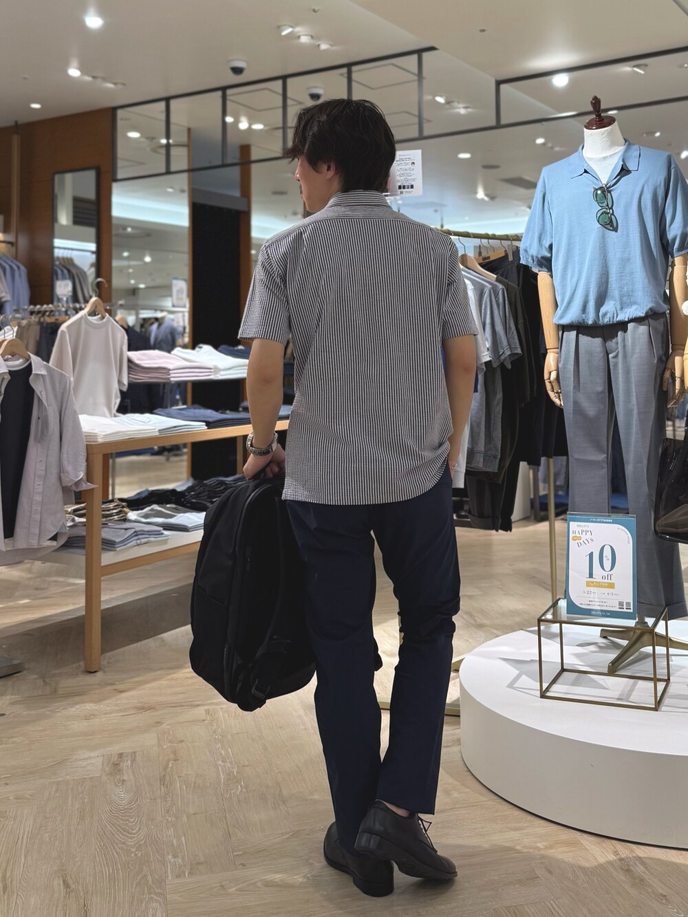 ブルー系のポロシャツ、ブルー系のその他パンツ、ブラック系のバックパック/リュックを着用したメンズの夏コーディネートの6枚目の写真