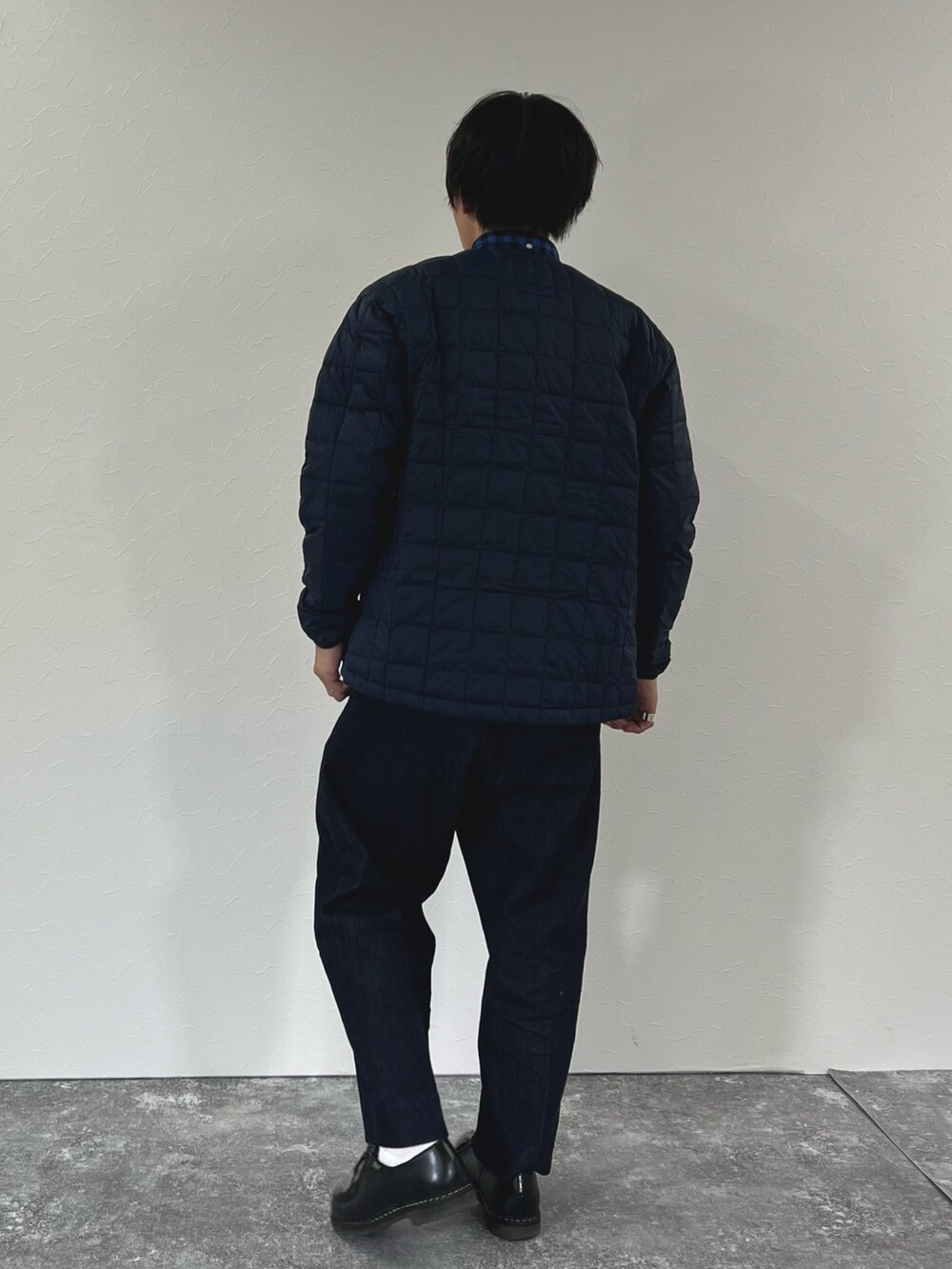 ブルー系のシャツ/ブラウス、ブルー系のダウンジャケット/コートを着用したメンズの秋コーディネートの5枚目の写真