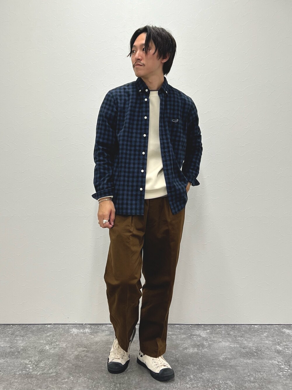 ブルー系のシャツ/ブラウス、ホワイト系のTシャツ/カットソー、ブラウン系のトートバッグを着用したメンズの秋コーディネートの4枚目の写真