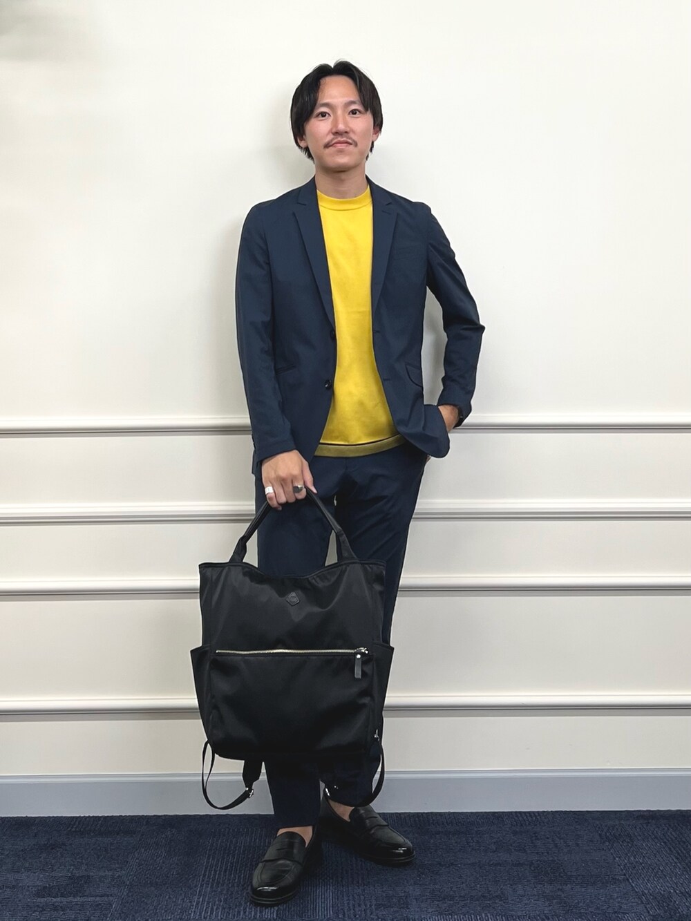 ブルー系のその他パンツ、ブルー系のテーラードジャケット、ブラック系のトートバッグを着用したメンズの夏コーディネートの2枚目の写真