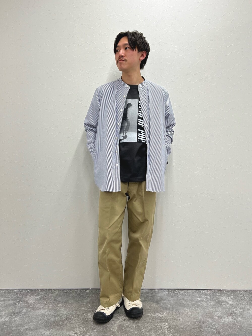 ブルー系のシャツ/ブラウス、ブラック系のTシャツ/カットソーを着用したメンズの春コーディネートの2枚目の写真