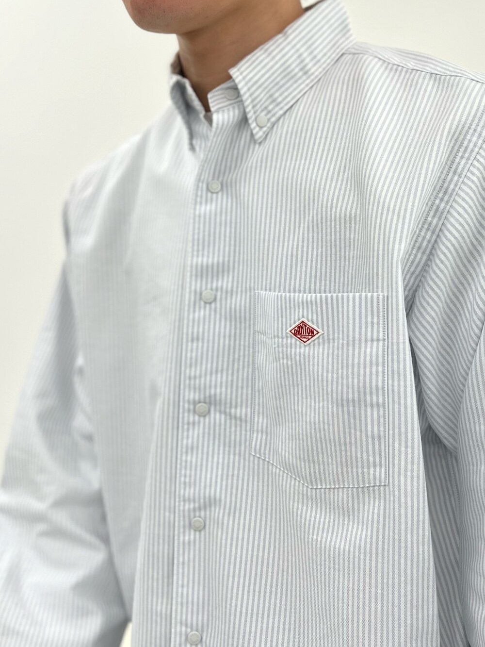 ホワイト系のシャツ/ブラウス、ホワイト系のTシャツ/カットソーを着用したメンズの春コーディネートの6枚目の写真