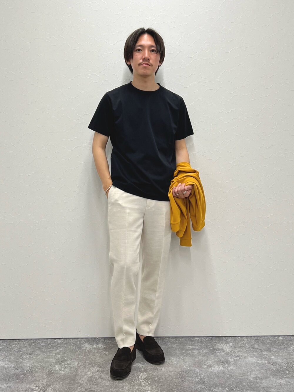 イエロー系のカーディガン/ボレロ、ブラック系のTシャツ/カットソー、ホワイト系のその他パンツを着用したメンズの夏コーディネートの2枚目の写真