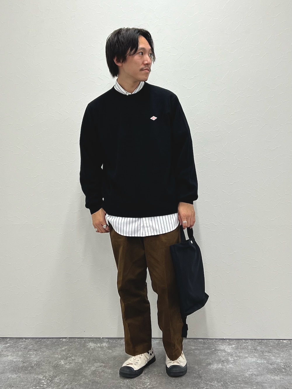 「秋コーデ、ブラウン、トートバッグ、レイヤードスタイル、休日スタイル、お洒落さんとつながりたい、いいね、save、フォローお願いします🤑、シンプルスタイル、オトナカジュアル、きれいめカジュアル、カジュアル、カジュアルコーデ、ブラックコーデ、ニット」｜「DANTONの【DANTON/ダントン】ラムウール クルーネックニット 24AW（ニット/セーター、ブラック系）」を使った、nishiokaさん（メンズ・169cm）の秋コーディネートの3枚目の写真