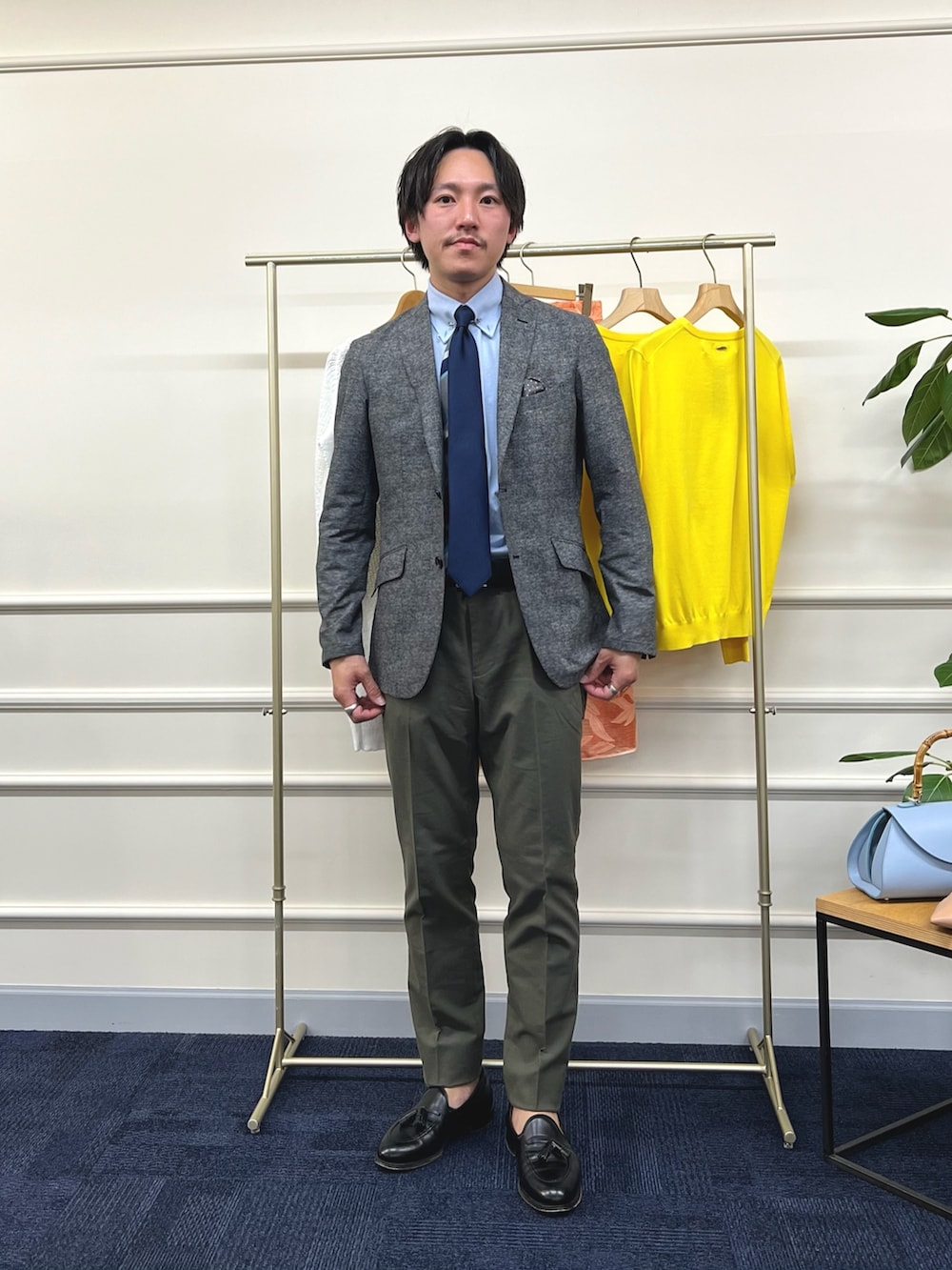 グレー系のテーラードジャケット、ブルー系のビジネスシャツ、ブルー系のネクタイを着用したメンズの春コーディネートの2枚目の写真