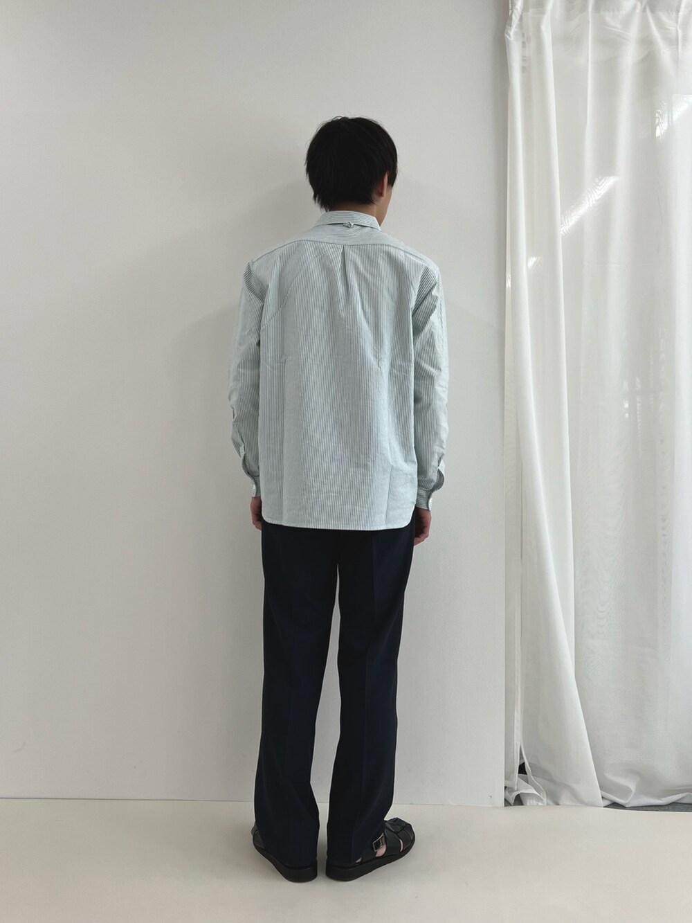 ブラック系のその他パンツ、グリーン系のシャツ/ブラウスを着用したメンズの春コーディネートの5枚目の写真