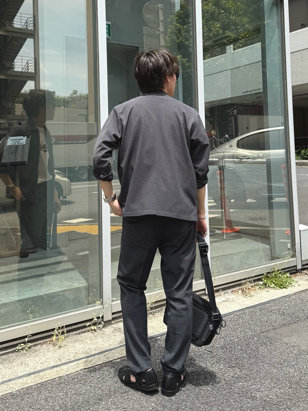 「レイヤードスタイル、サンダル、白Tシャツ、セットアップ、きれいめカジュアル、Tシャツ、夏コーデ、オトナカジュアル、休日スタイル、カジュアル、カジュアルコーデ、夏、サングラス、ショルダーバッグ、プリントT」|「NOLLEY’Sの【Primeflex】《速乾/ストレッチ》ジップシャツブルゾン 25SS(ブルゾン、グレー系)」を使った、nishiokaさん(メンズ・169cm)の夏コーディネートの5枚目の写真