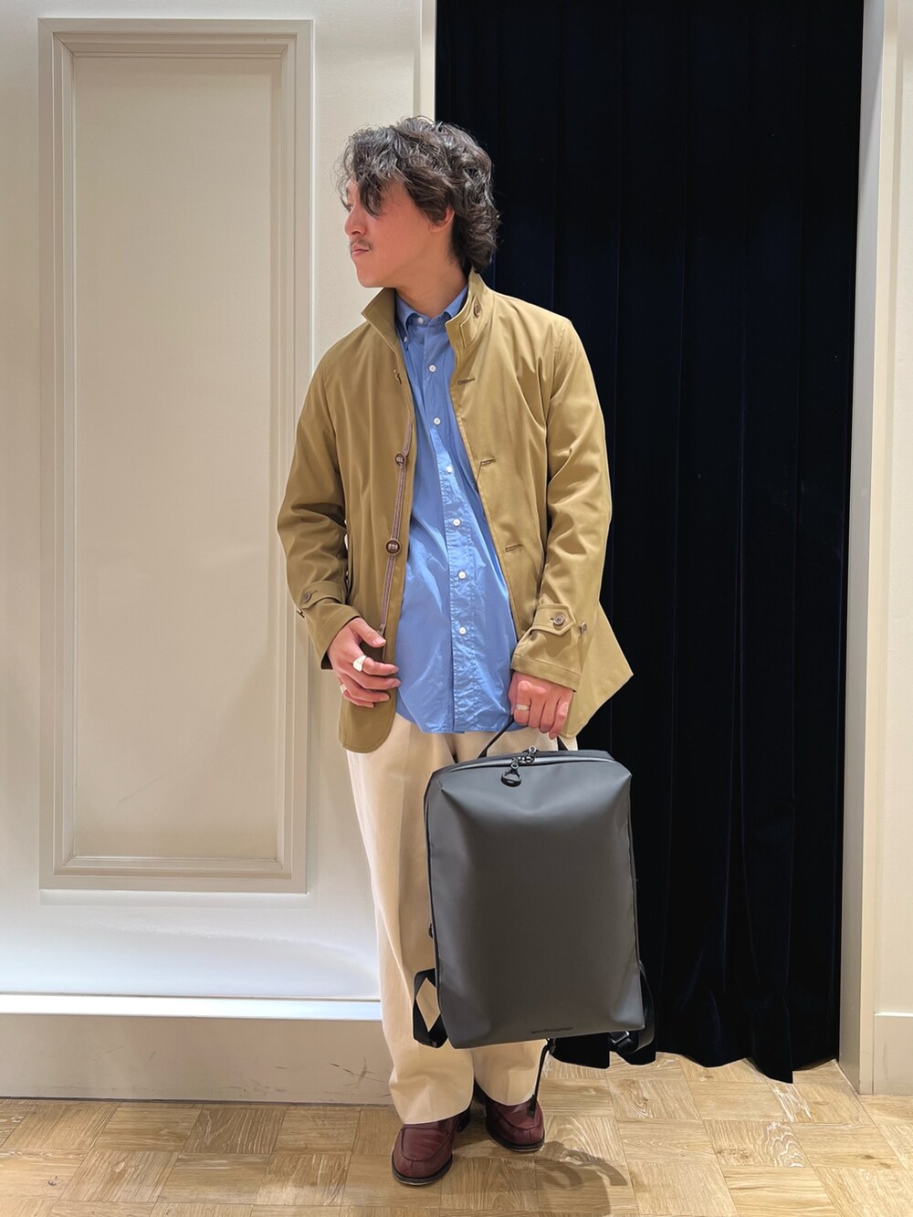 ベージュ系のブルゾン、ブルー系のシャツ/ブラウス、ホワイト系のデニムパンツを着用したメンズの春コーディネートの4枚目の写真