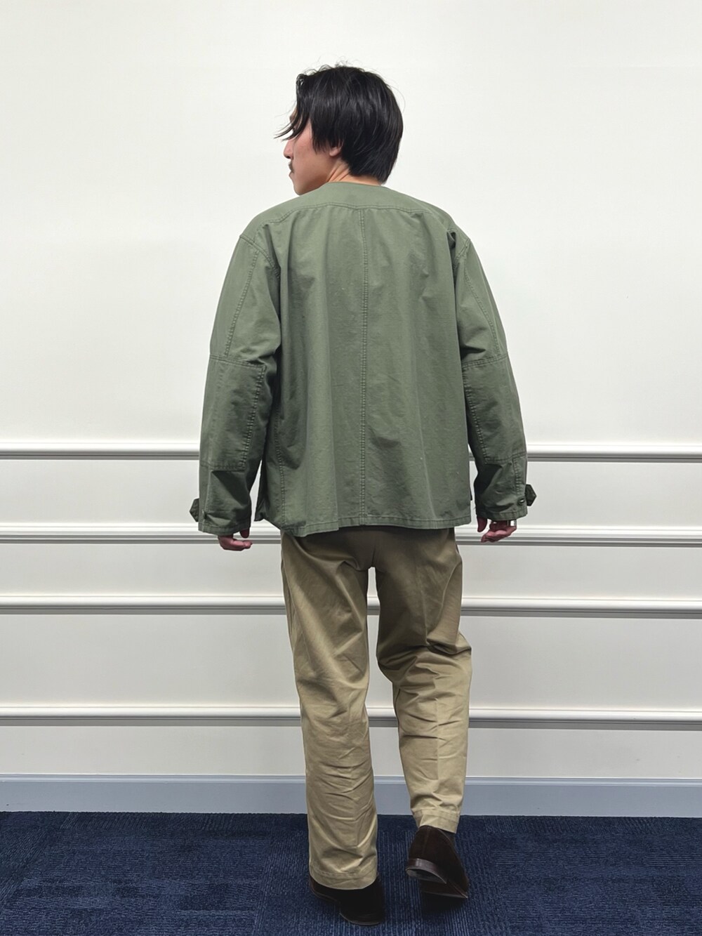 「ニット、古着MIX、お出かけコーデ、秋服、ミリタリー、ミリタリージャケット、秋冬コーデ、ローファー、ストリートコーデ、シンプルスタイル、秋っぽコーデ更新中、カジュアル、カジュアルコーデ、ニットコーデ」｜「Rie Millerのミリタリージャケット（ミリタリージャケット、グリーン系）」を使った、nishiokaさん（メンズ・169cm）の秋コーディネートの5枚目の写真