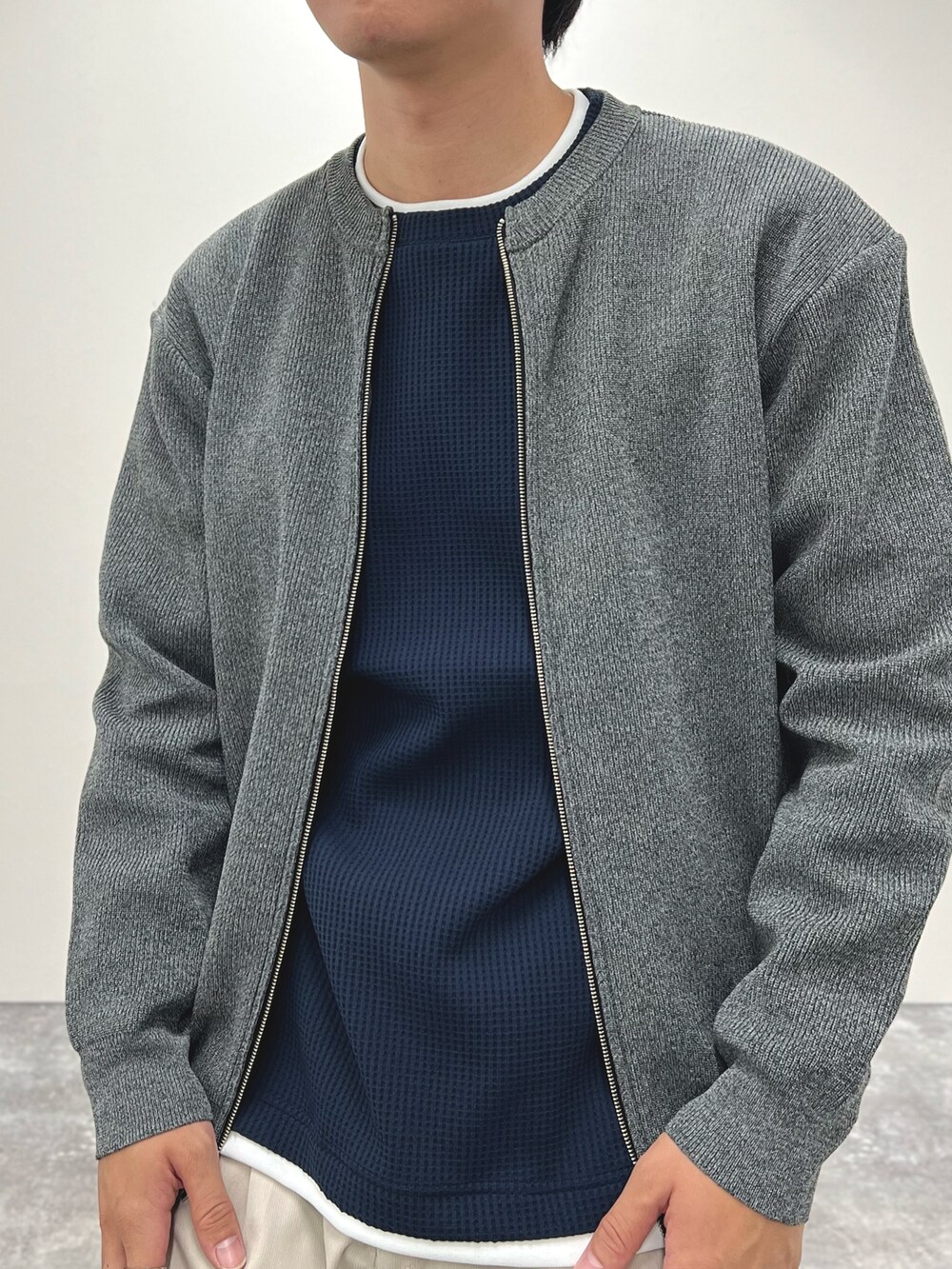 グレー系のカーディガン/ボレロ、ブルー系のTシャツ/カットソー、ベージュ系のその他パンツを着用したメンズの秋コーディネートの6枚目の写真