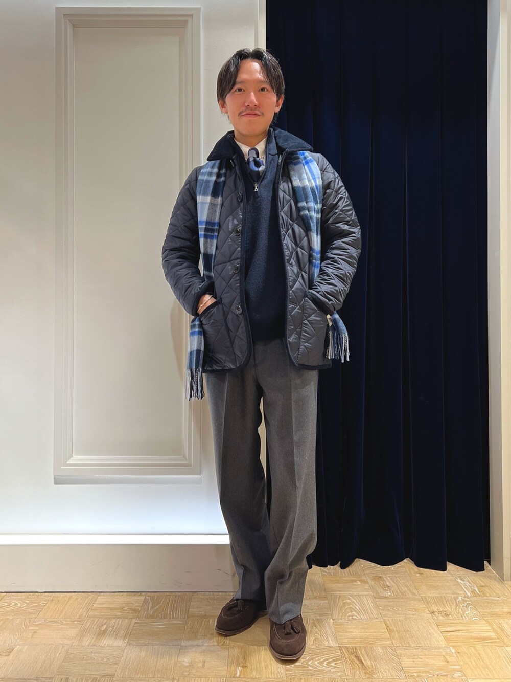 ブルー系のブルゾン、ブルー系のネクタイ、ブルー系のニット/セーターを着用したメンズの冬コーディネートの2枚目の写真