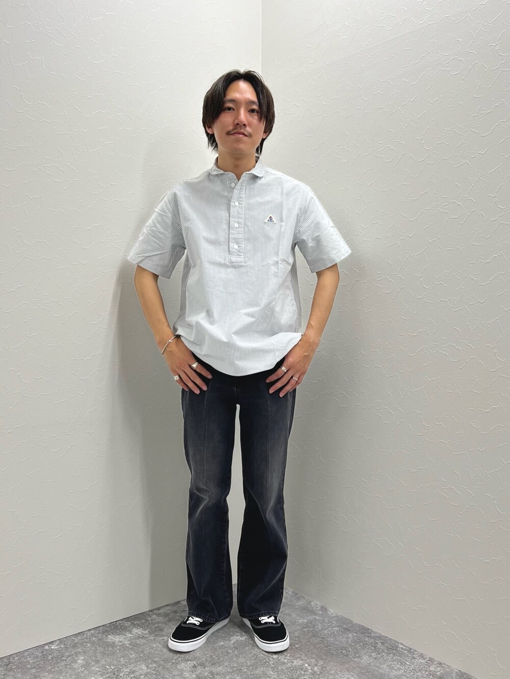 ブラック系のシャツ/ブラウス、グレー系のデニムパンツを着用したメンズの夏コーディネートの4枚目の写真