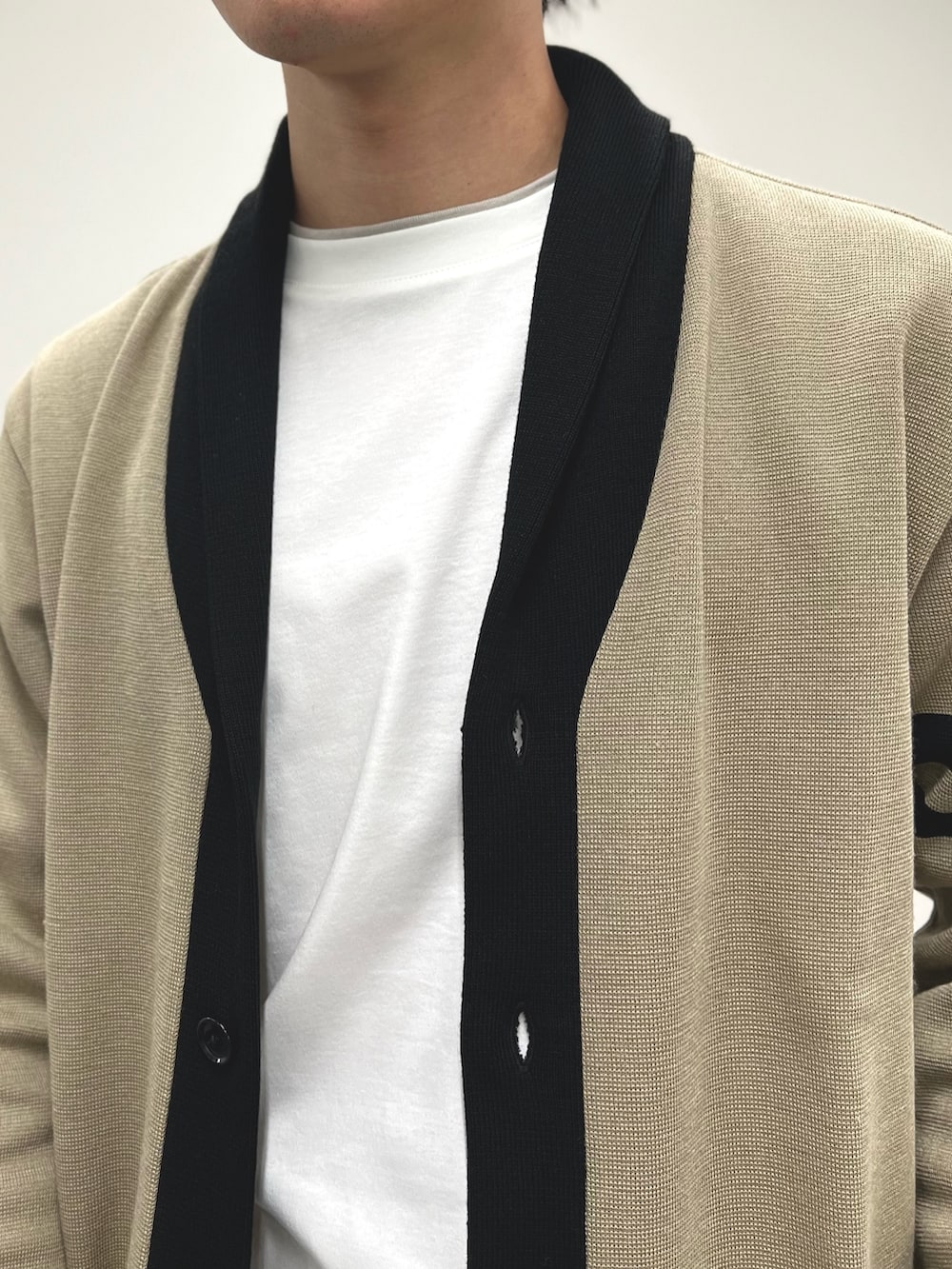 「ブラウン、デートコーデ、ロンT、休日スタイル、カーディガン、秋コーデ、デニム、秋服、メンズファッション、シンプル、きれいめカジュアル、カジュアル、バックパック」｜「NOLLEY’Sの配色ショールカラーカーディガン（カーディガン/ボレロ、ベージュ系）」を使った、nishiokaさん（メンズ・169cm）の秋コーディネートの7枚目の写真