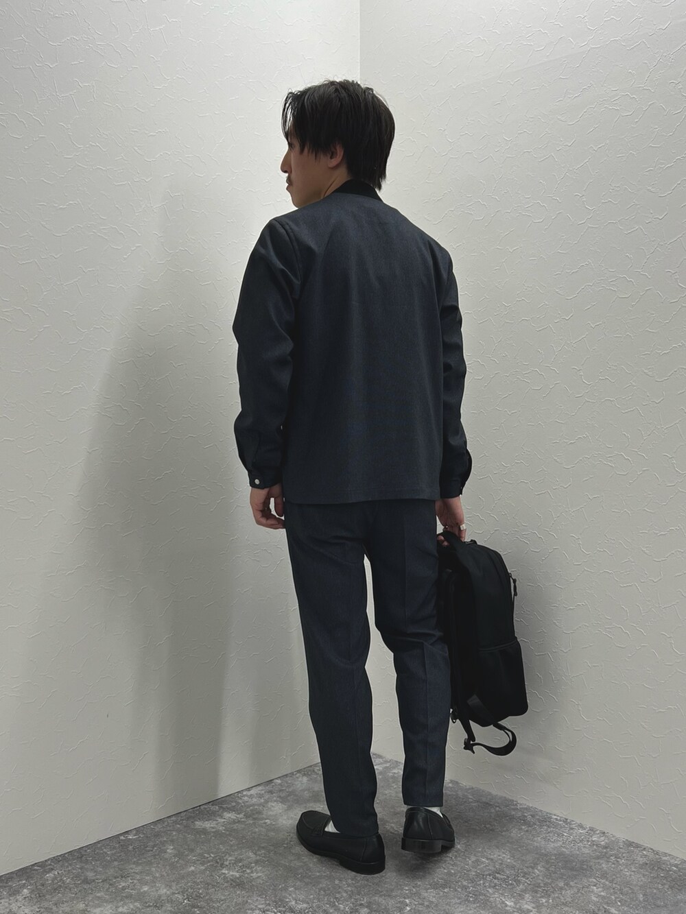 グレー系のブルゾン、グレー系のTシャツ/カットソー、グレー系のその他パンツを着用したメンズの秋コーディネートの5枚目の写真