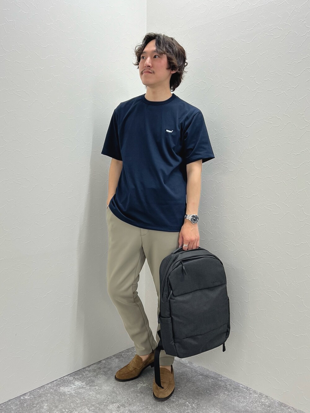 ブルー系のTシャツ/カットソー、ブラック系のバックパック/リュック、グリーン系のその他パンツを着用したメンズの春コーディネートの4枚目の写真