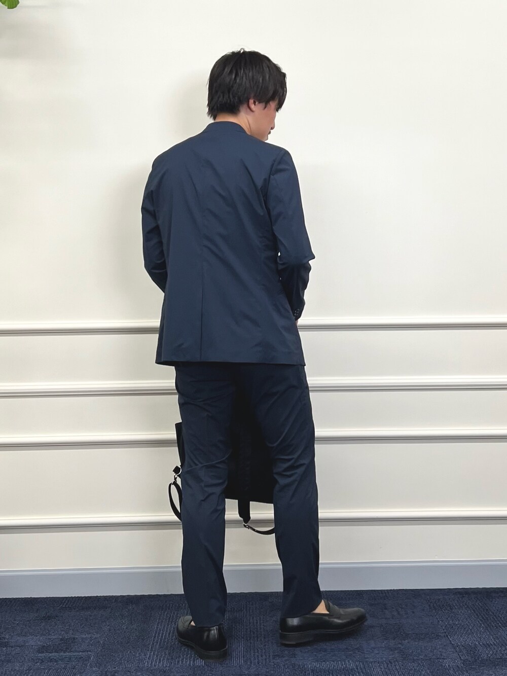 ブルー系のその他パンツ、ブルー系のテーラードジャケット、ブラック系のトートバッグを着用したメンズの夏コーディネートの6枚目の写真