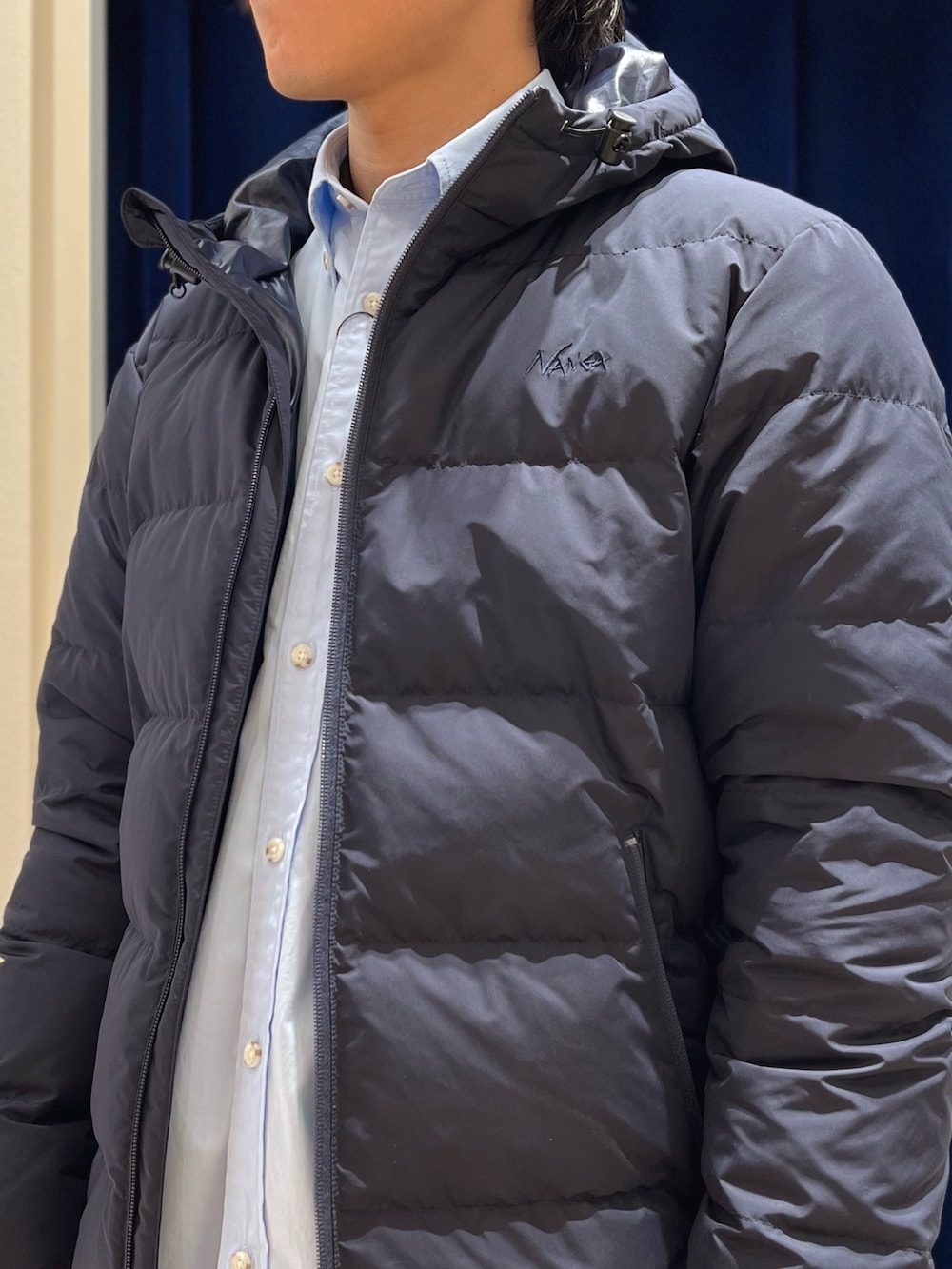 ブルー系のダウンジャケット/コート、ブルー系のシャツ/ブラウス、グレー系のトートバッグを着用したメンズの冬コーディネートの6枚目の写真