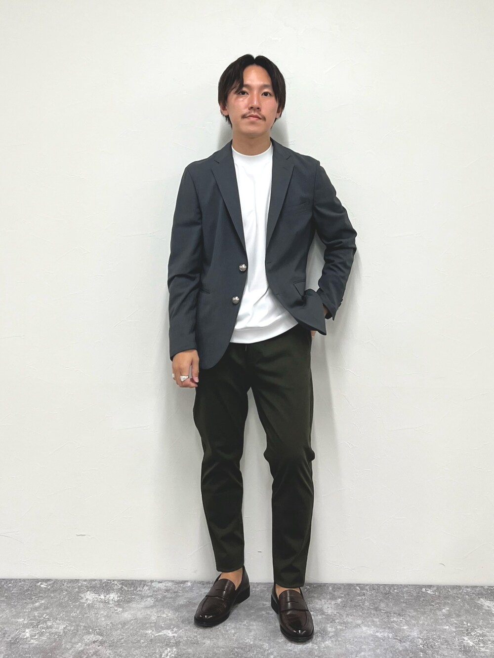 「秋コーデ、休日スタイル、ローファー、ジャケット、ジャケットスタイル、メンズコーデ、オトナカジュアル、革靴、白Tシャツ、Tシャツ、きれいめカジュアル、カジュアルコーデ、ビジネススタイル」｜「NOLLEY’Sの《ビジカジ対応》TRABEST ストレッチ 銀ボタン ブレザージャケット（テーラードジャケット、グレー系）」を使った、nishiokaさん（メンズ・169cm）の秋コーディネートの3枚目の写真