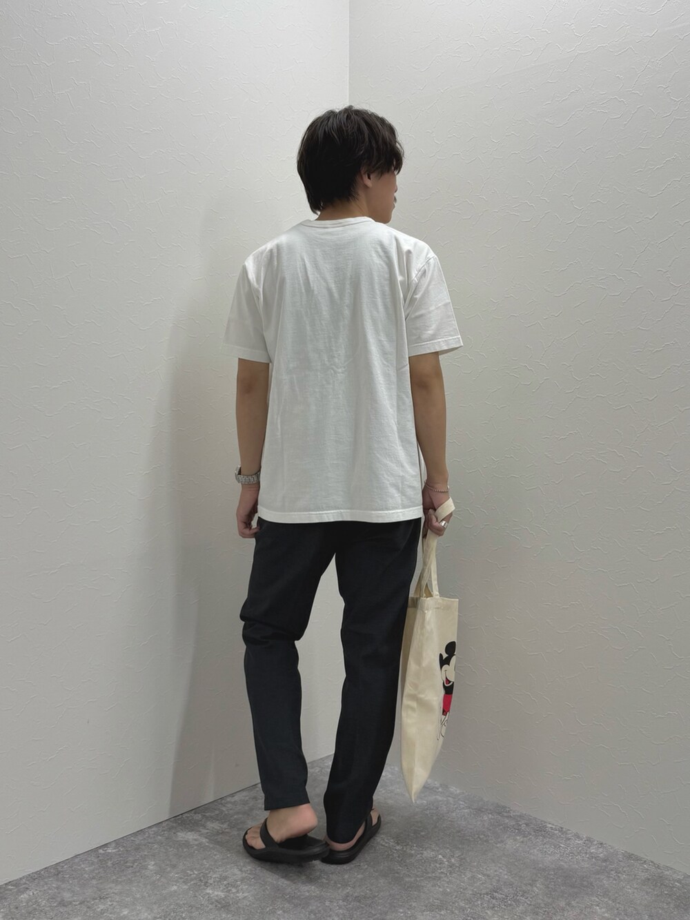 ホワイト系のTシャツ/カットソー、ホワイト系のトートバッグ、グレー系のその他パンツを着用したメンズの夏コーディネートの5枚目の写真