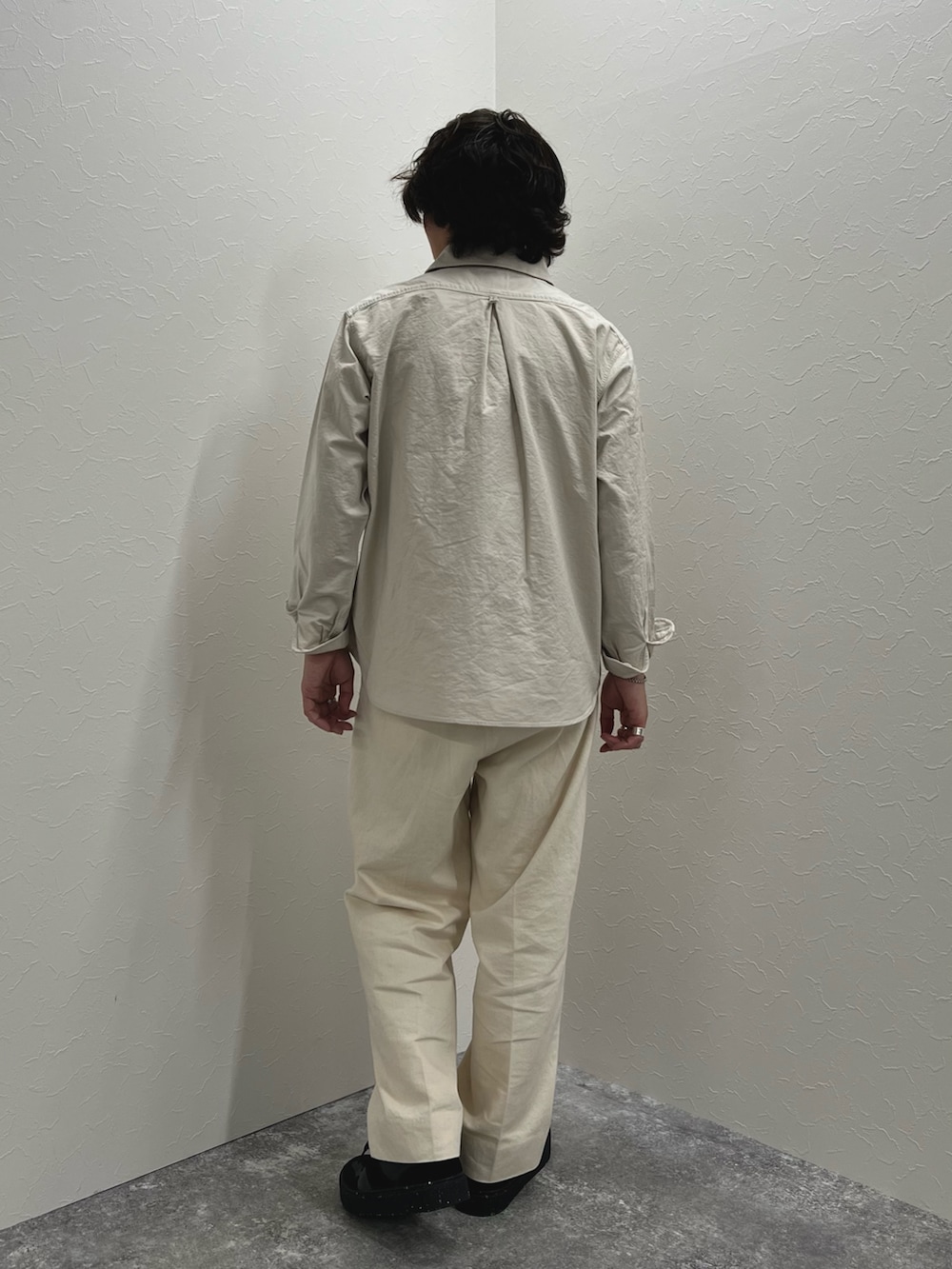 ホワイト系のシャツ/ブラウス、ホワイト系のデニムパンツ、ブラック系のスニーカーを着用したメンズの春コーディネートの5枚目の写真