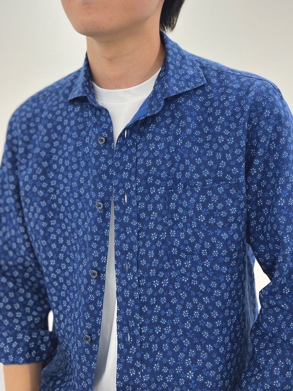 ブルー系のシャツ/ブラウス、ホワイト系のTシャツ/カットソー、ブルー系のその他パンツを着用したメンズの夏コーディネートの7枚目の写真