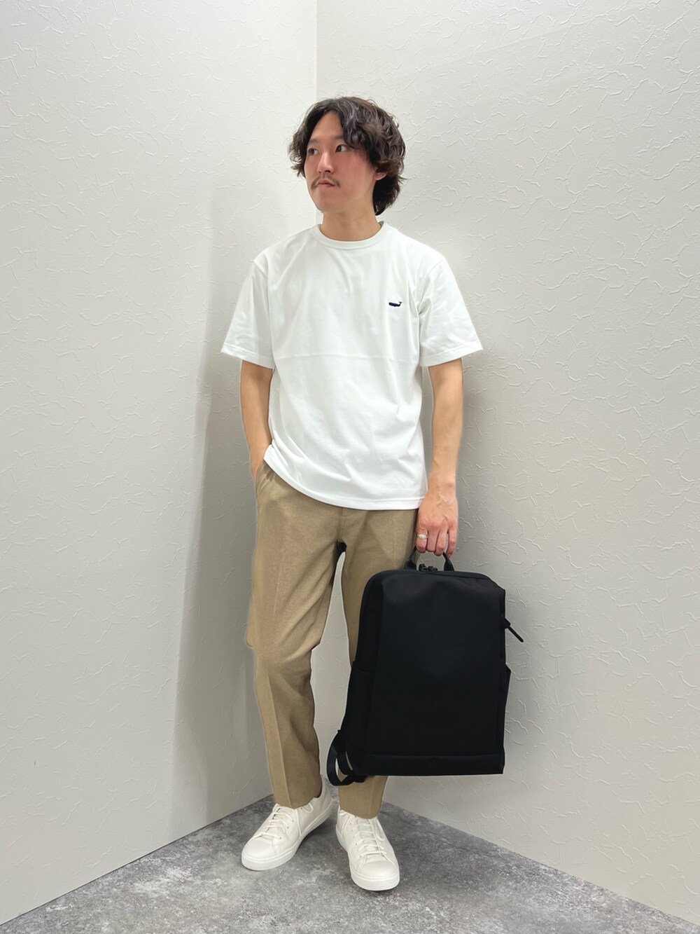 ホワイト系のTシャツ/カットソー、ベージュ系のその他パンツ、ホワイト系のスニーカーを着用したメンズの春コーディネートの3枚目の写真