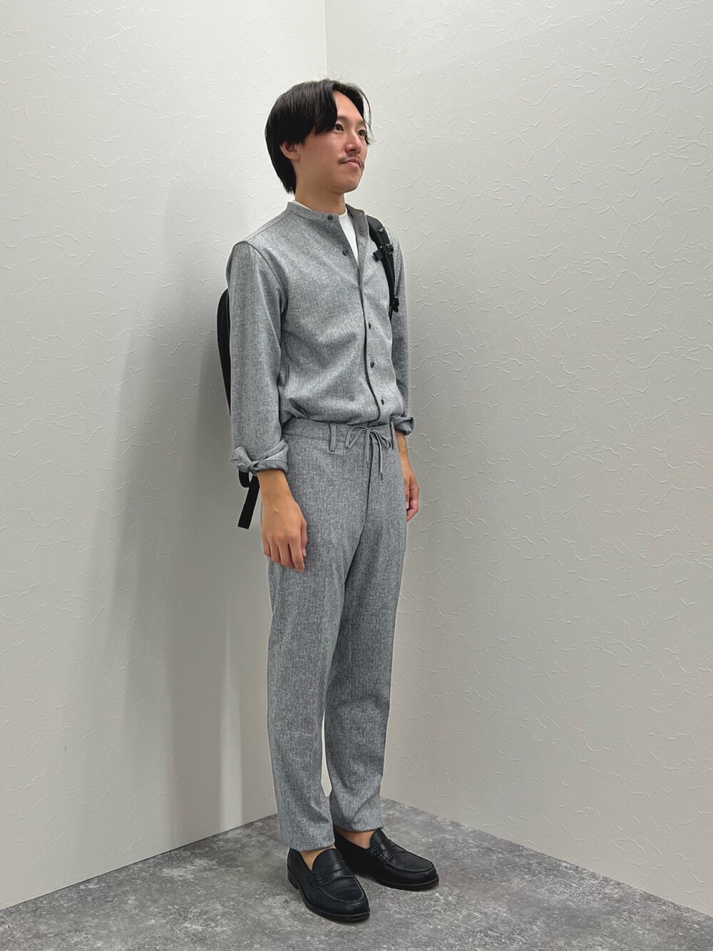 グレー系のその他パンツ、ブラック系のバックパック/リュック、グレー系のシャツ/ブラウスを着用したメンズの夏コーディネートの5枚目の写真