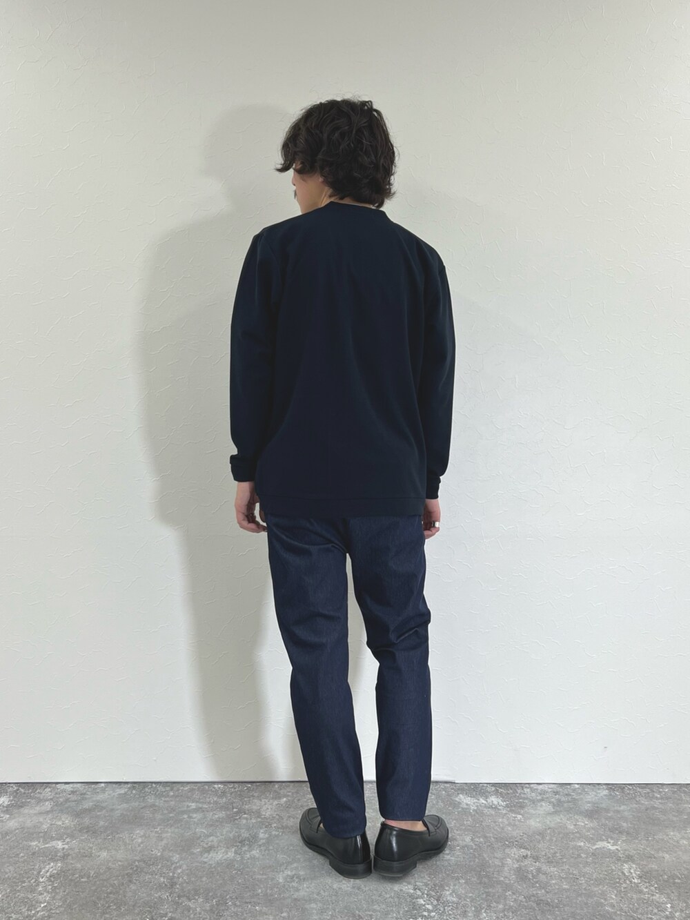 ブルー系のカーディガン/ボレロ、ブルー系のTシャツ/カットソー、ブルー系のチノパンツを着用したメンズの春コーディネートの7枚目の写真