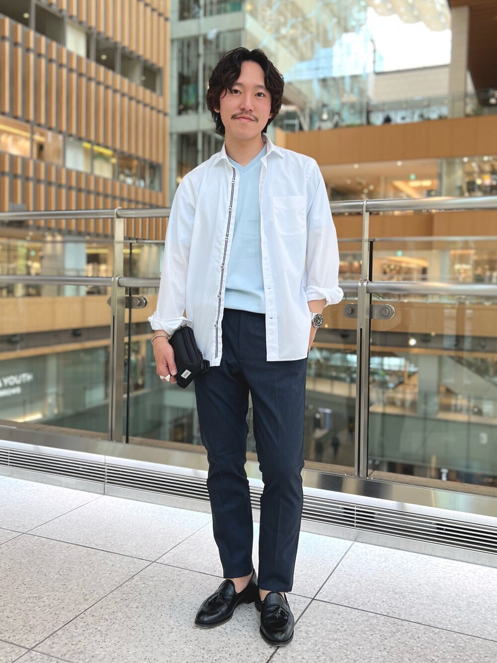 ホワイト系のシャツ/ブラウス、ブルー系のTシャツ/カットソー、ブラック系のショルダーバッグを着用したメンズの春コーディネートの2枚目の写真