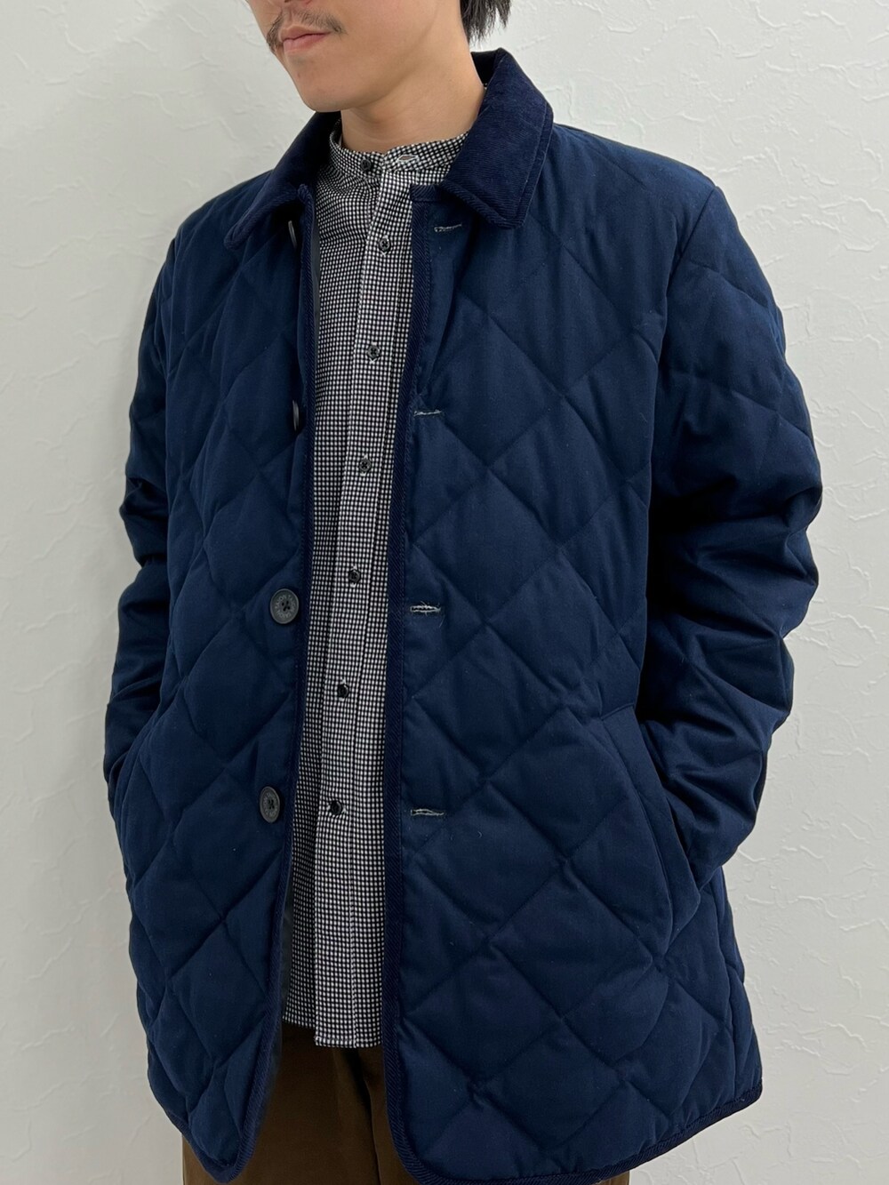 「重ね着ベストシーズン、きれいめカジュアル、ストリート、ビッグシルエット、お出かけコーデ、メンズコーデ、カジュアル、冬コーデ、ワイドパンツ、大人コーデ、TAION、キルティング、キルティングジャケット、ダウンジャケット、ダウンコーデ」｜「TAIONの【TAION/タイオン】別注キルティングジャケット LIMONTA EAST（ダウンジャケット/コート、ブルー系）」を使った、nishiokaさん（メンズ・169cm）の秋コーディネートの5枚目の写真