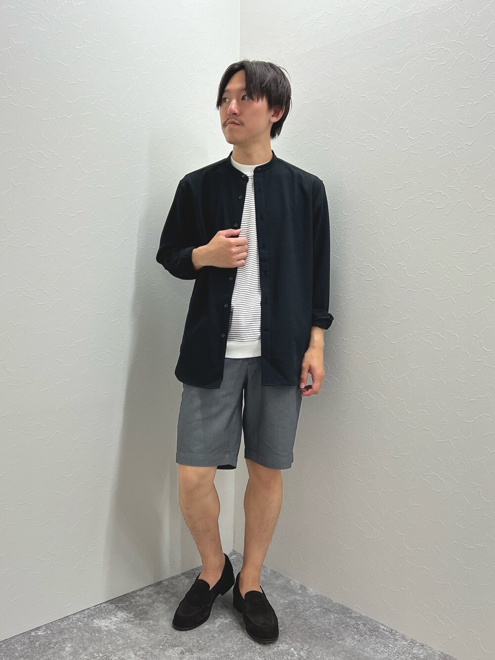ブラック系のシャツ/ブラウス、ホワイト系のTシャツ/カットソー、グレー系のその他パンツを着用したメンズの夏コーディネートの2枚目の写真