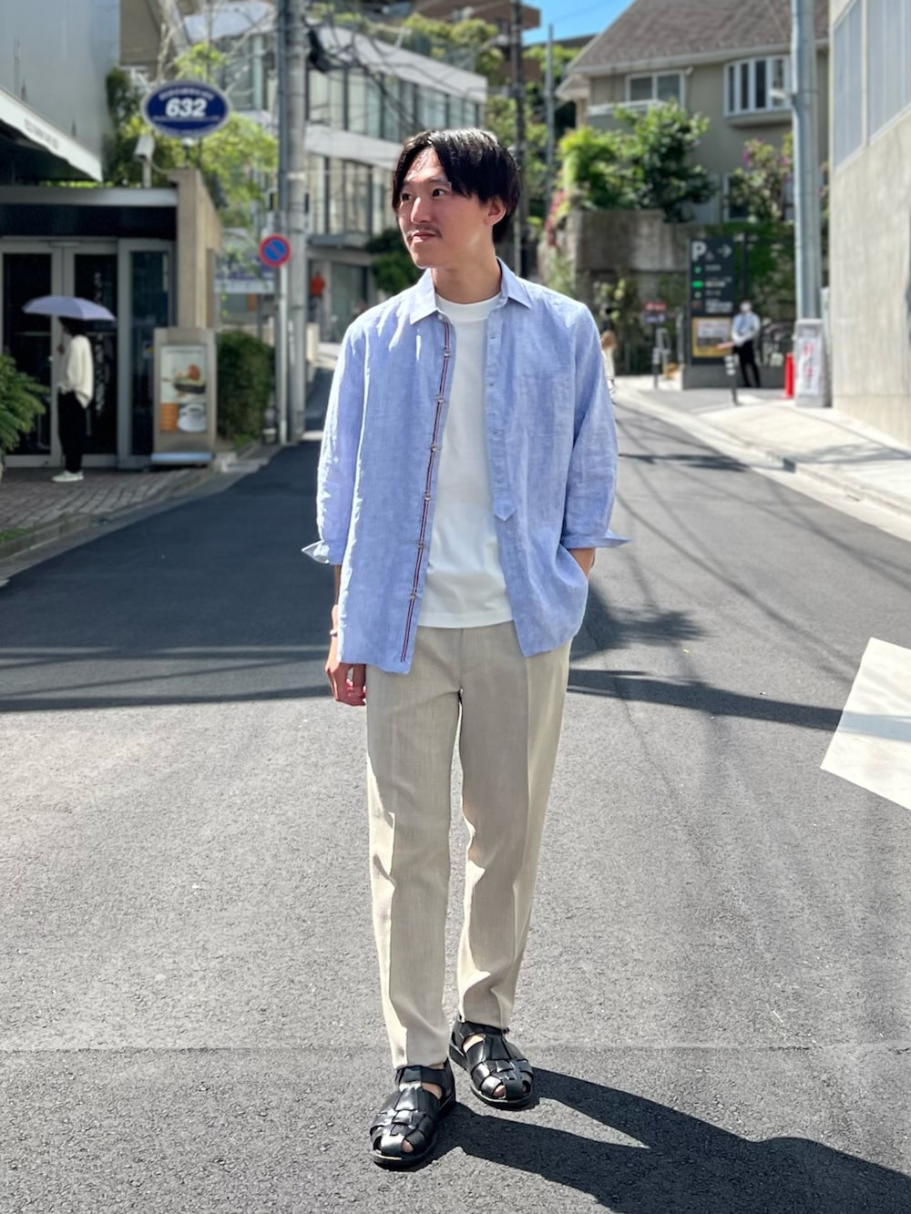「シンプルコーデ、シャツスタイル、休日スタイル、白パンツ、きれいめカジュアル、グルカサンダル、シャツ好き集まれ、カジュアルコーデ、リネン、初夏コーデ、春夏コーデ、夏コーデ、大人カジュアル、Tシャツ、サンダル」｜「NOLLEY’Sのリネンストライプ パラシュートボタン 7分袖シャツ（シャツ/ブラウス、ブルー系）」を使った、nishiokaさん（メンズ・169cm）の春コーディネートの3枚目の写真
