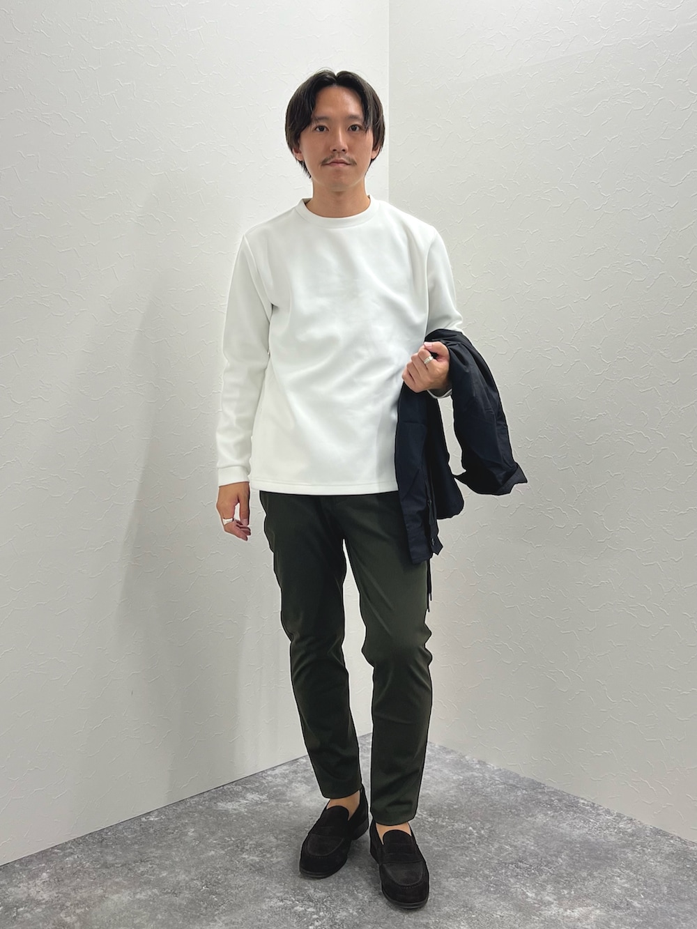 ホワイト系のTシャツ/カットソー、グリーン系のその他パンツを着用したメンズの秋コーディネートの2枚目の写真