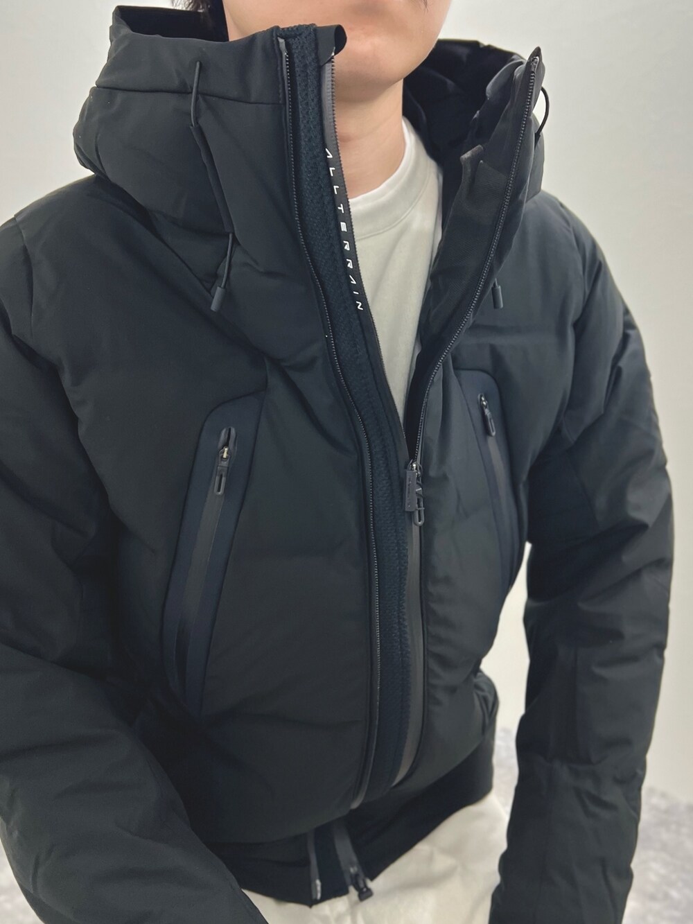 ブラック系のダウンジャケット/コート、グレー系のTシャツ/カットソーを着用したメンズの秋コーディネートの9枚目の写真