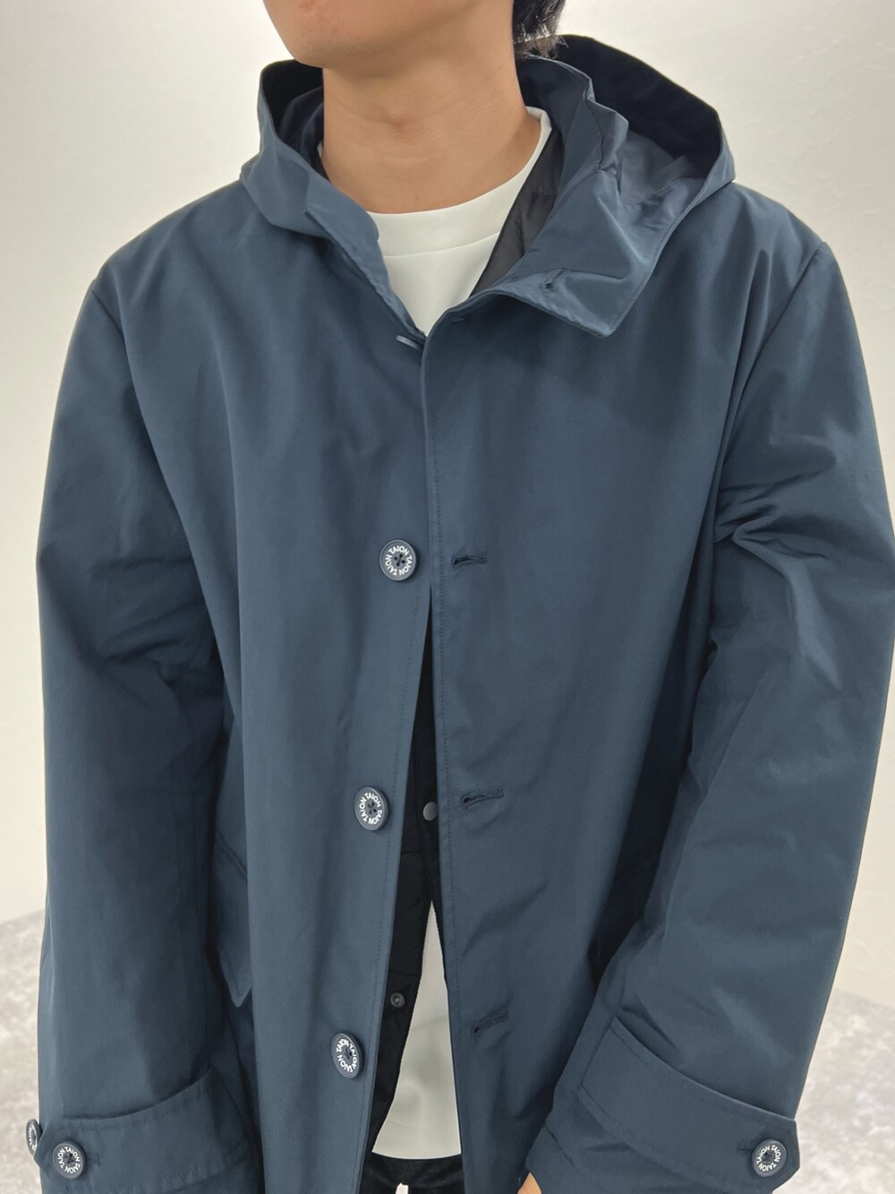 ブルー系のその他アウター、ホワイト系のTシャツ/カットソー、ブルー系のその他パンツを着用したメンズの秋コーディネートの7枚目の写真