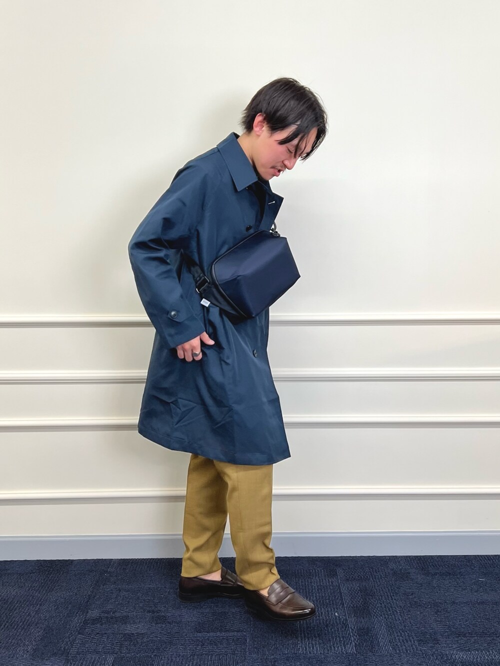 「カラーパンツ、デートコーデ、スポーツミックス、春コーデ、ローファー、春服みてみて、レイヤードスタイル、お出かけコーデ、シンプルコーデ、春アウター、大人カジュアル、カジュアルコーデ、春、春服、ナイロンジャケット」|「TAIONの【TAION/タイオン】《限定展開 / ビジカジ対応》別注NON DOWN BAL COLLAR COAT ステンカラー バルカラーコート(ステンカラーコート、ブルー系)」を使った、nishiokaさん(メンズ・169cm)の春コーディネートの4枚目の写真