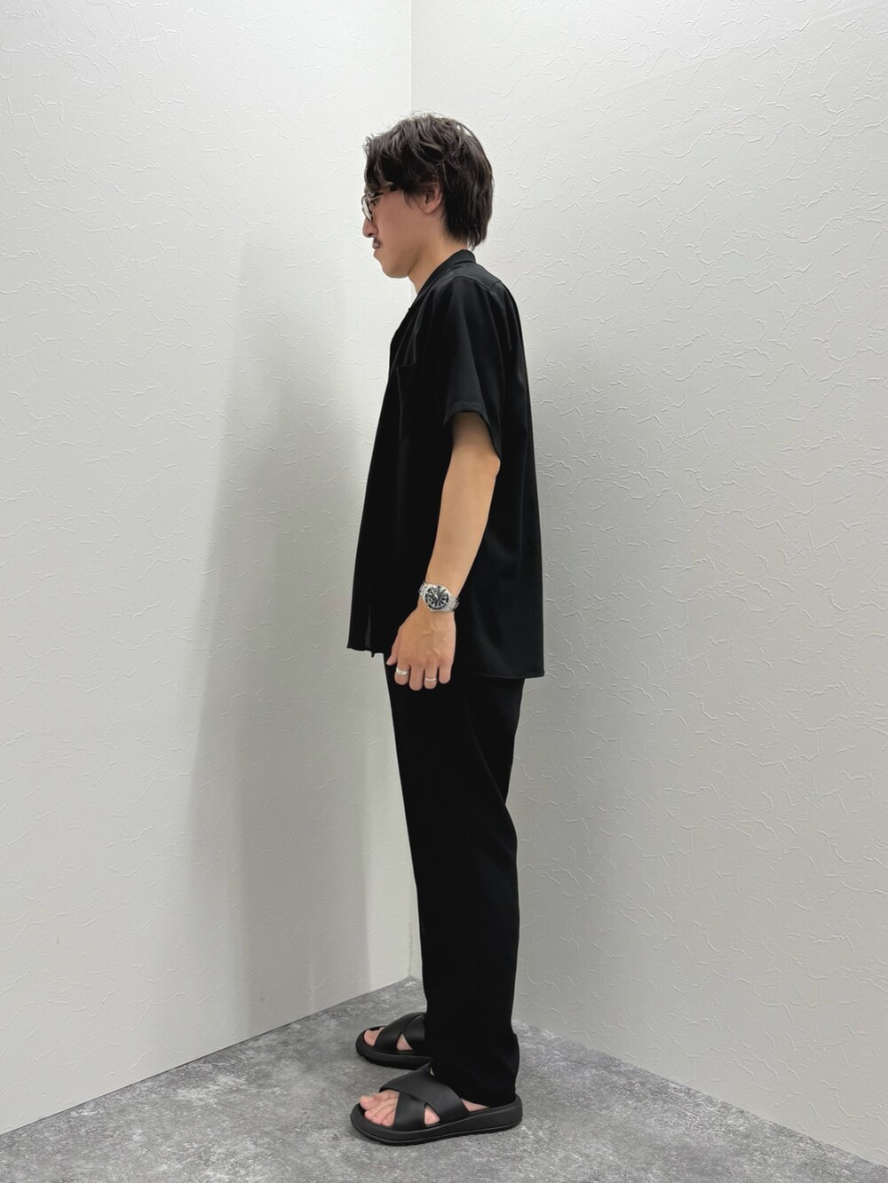 ホワイト系のTシャツ/カットソー、ブラック系のシャツ/ブラウス、ベージュ系のその他パンツを着用したメンズの夏コーディネートの5枚目の写真