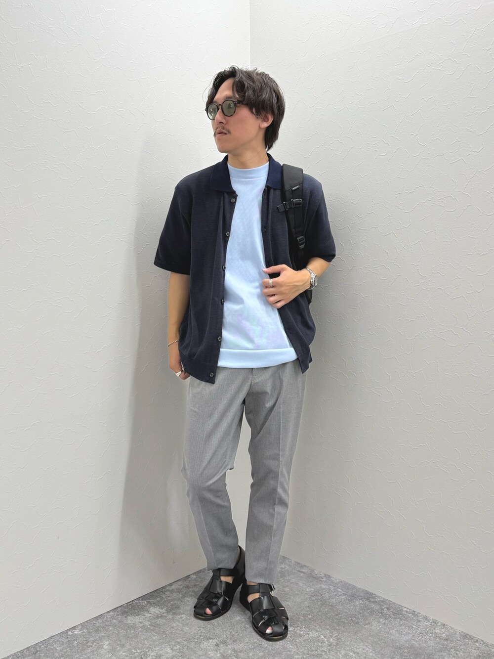 「サンダル、シャツスタイル、淡色コーデ、きれいめカジュアル、レイヤードスタイル、サングラス、Tシャツ、夏コーデ、大人コーデ、カジュアルコーデ、半袖シャツ、夏、ブルー、バッグ、カジュアル」｜「NOLLEY’Sの【SIX FUNCTIONS】ウォッシャブル コースボーダーニットシャツ 25SS（シャツ/ブラウス、ブルー系）」を使った、nishiokaさん（メンズ・169cm）の夏コーディネートの5枚目の写真