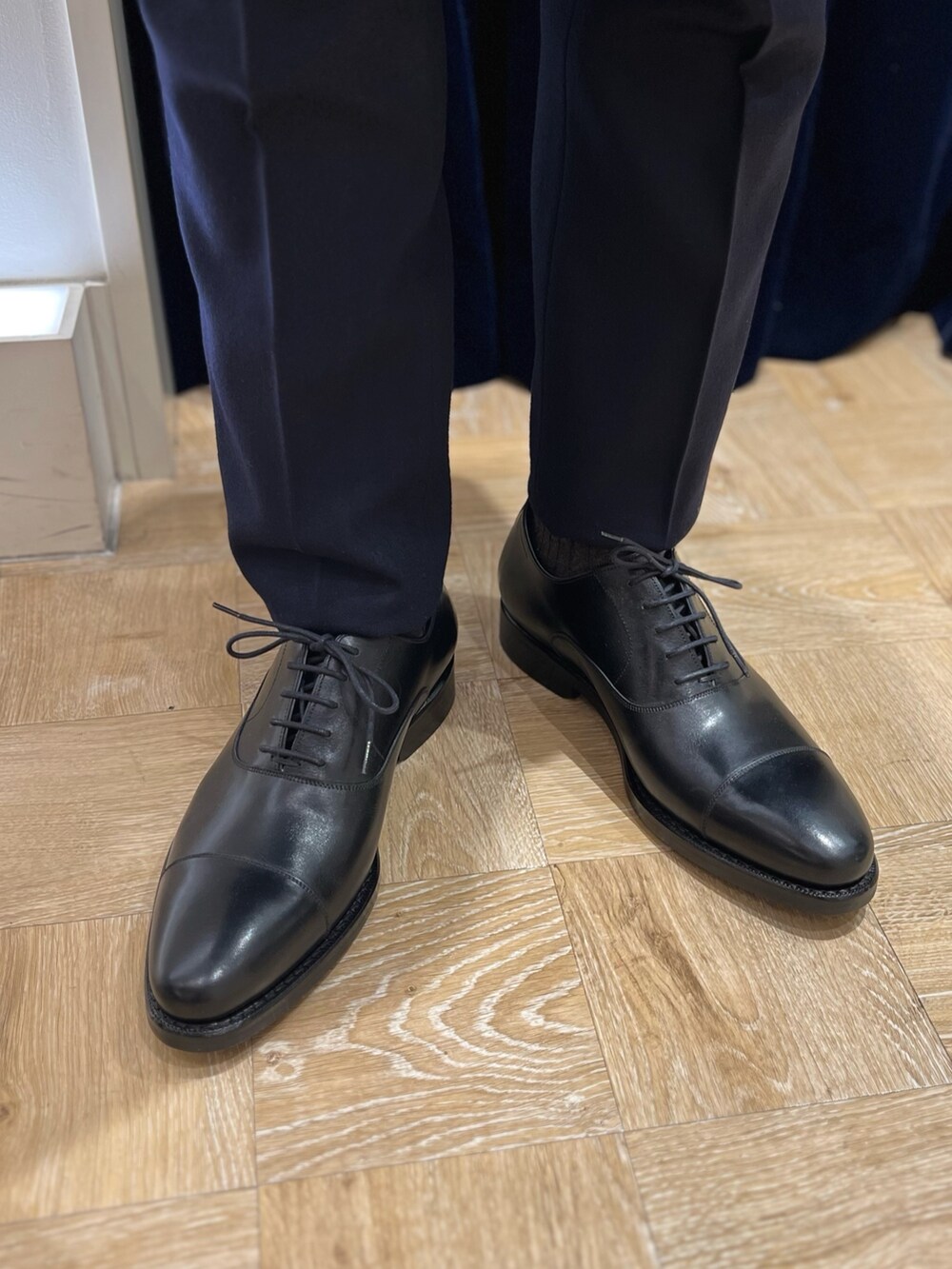 ブルー系のセットアップ、ブルー系のシャツ/ブラウス、ブルー系のネクタイを着用したメンズの冬コーディネートの7枚目の写真